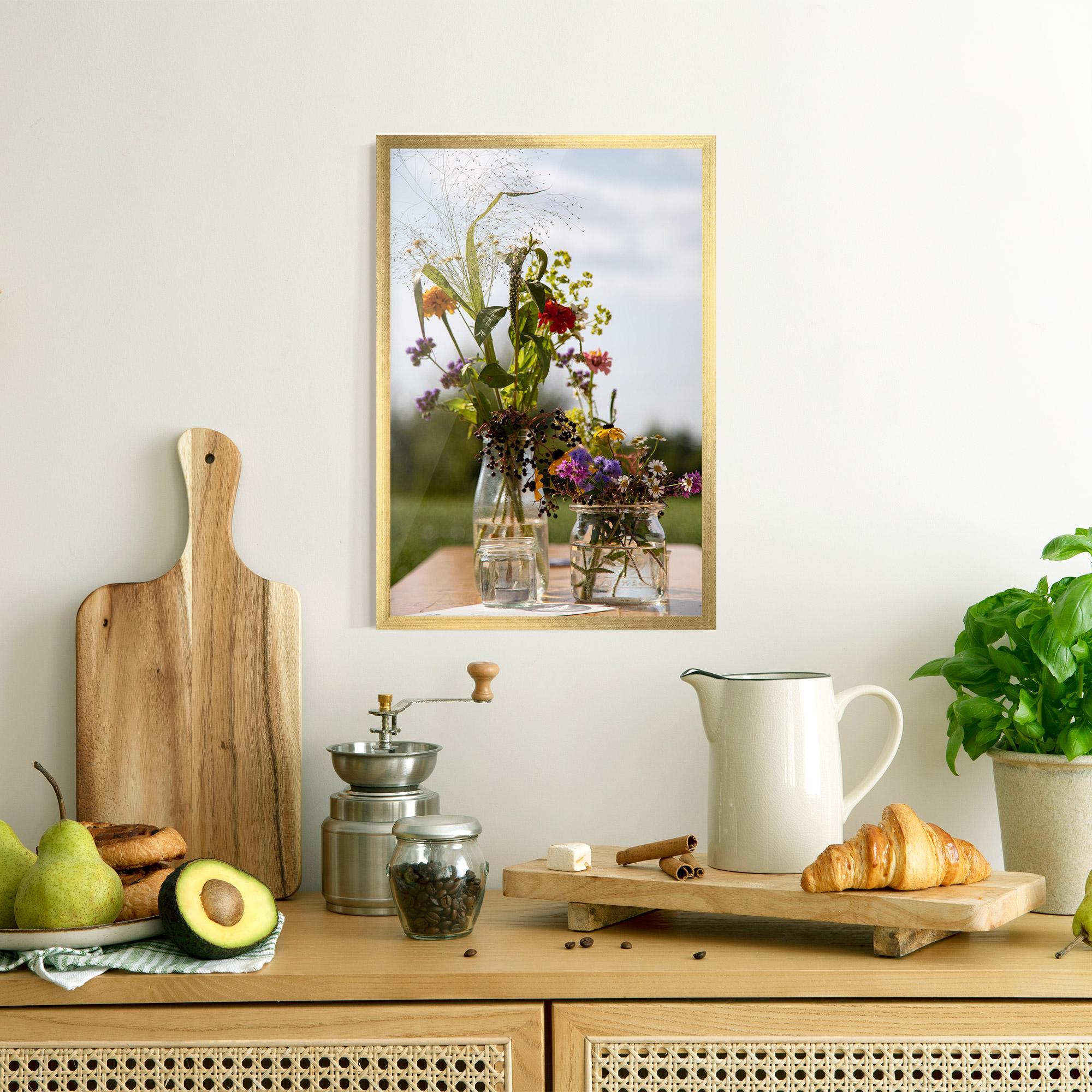 Gerahmte Poster Wild Flowers Vase mockup 8