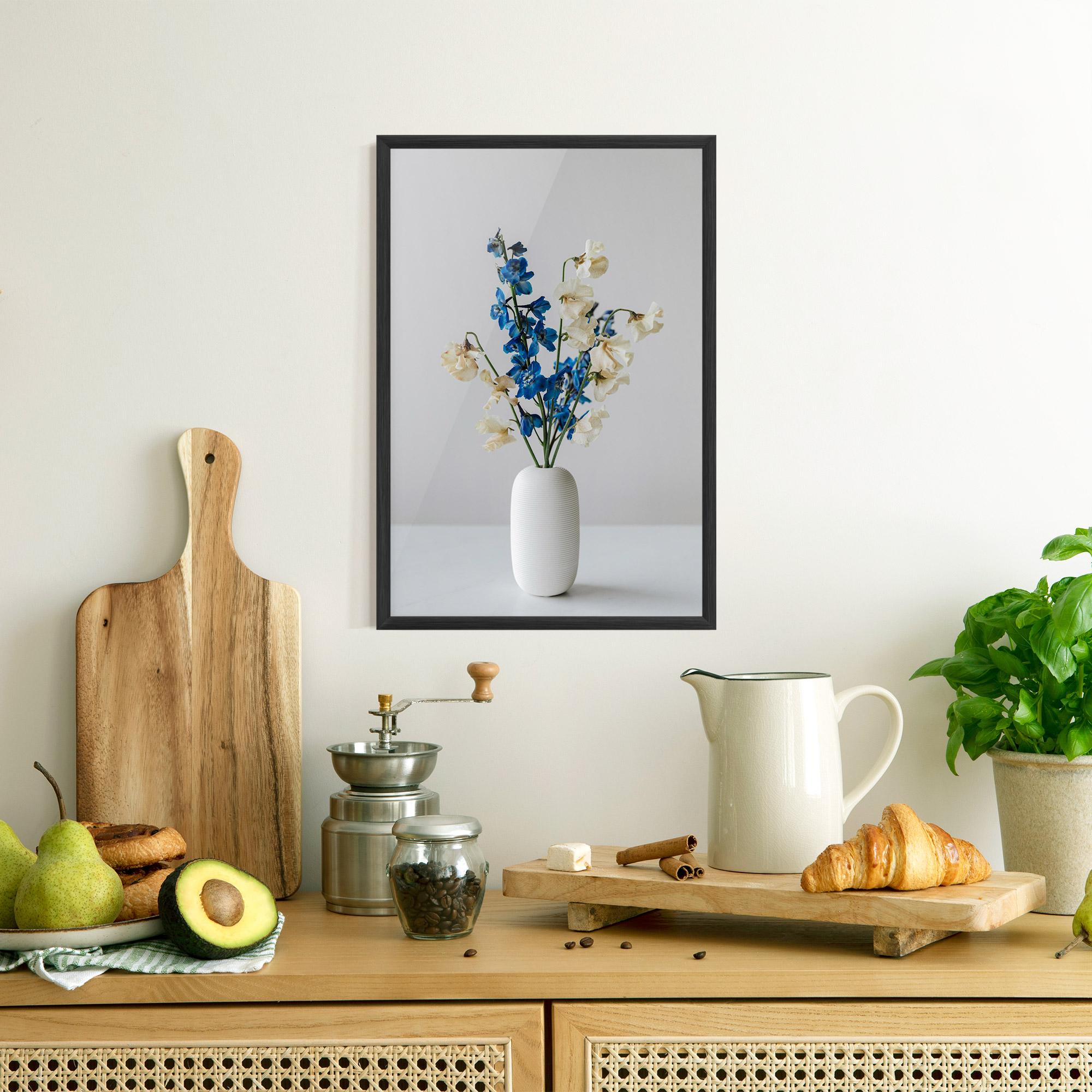 Gerahmte Poster Blue White Vase mockup 8