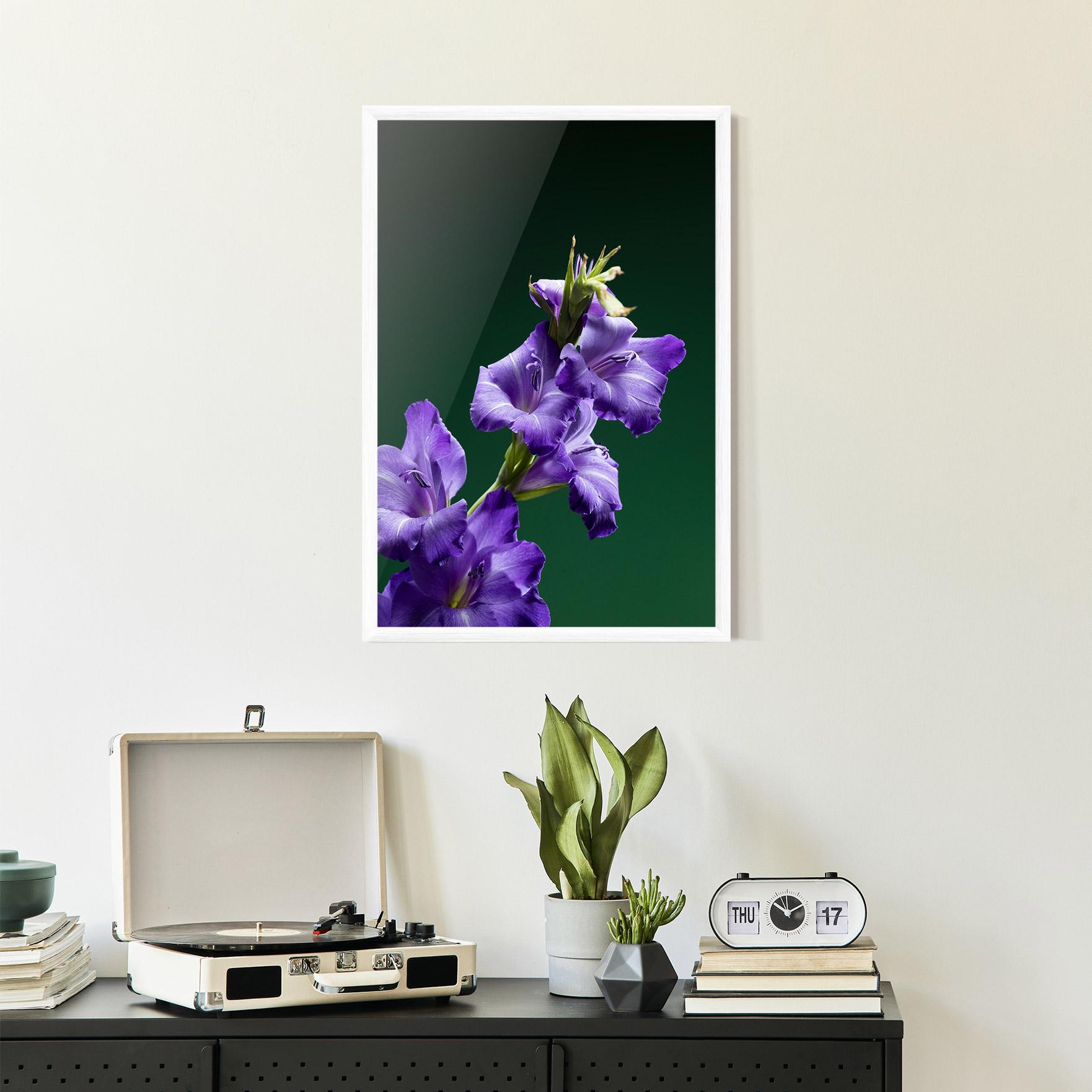 Gerahmte Poster Iris On Green mockup 2
