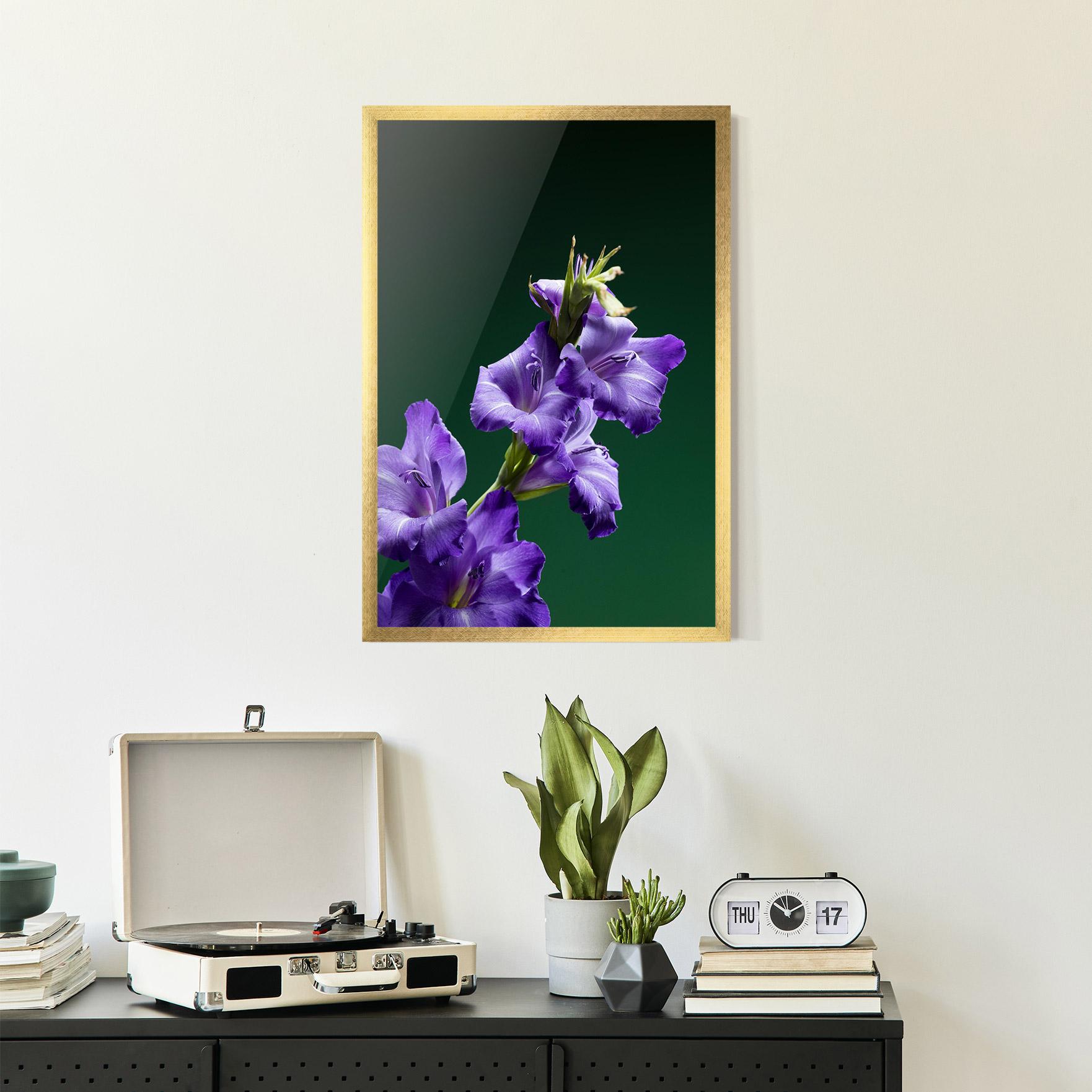 Gerahmte Poster Iris On Green mockup 2