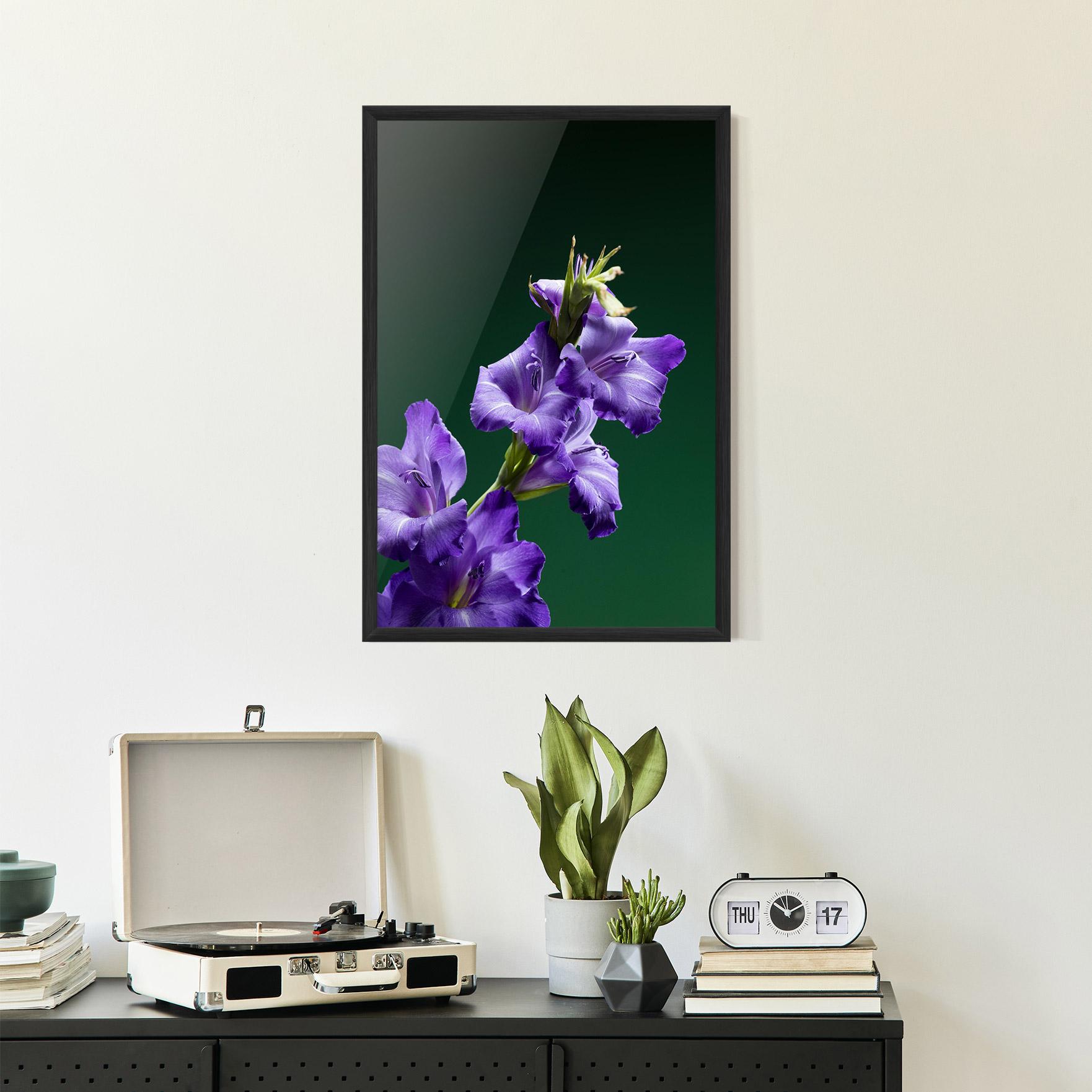 Gerahmte Poster Iris On Green mockup 2