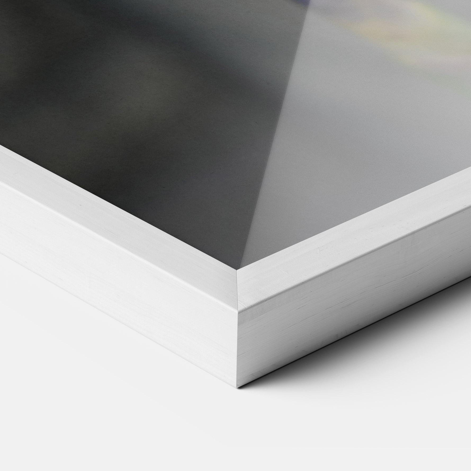 Gerahmte Poster Purple Iris On Gray mockup 3