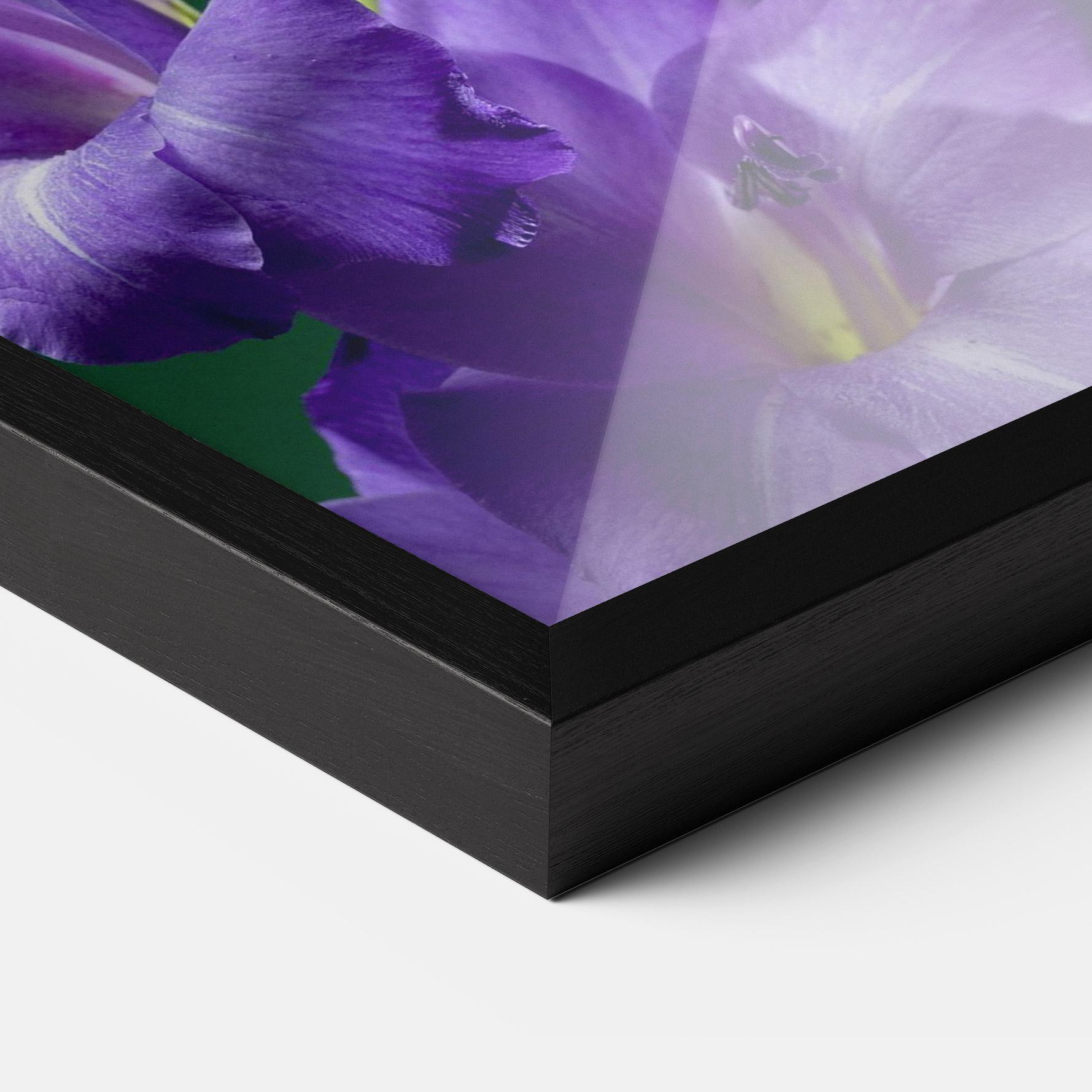 Gerahmte Poster Iris On Green mockup 3