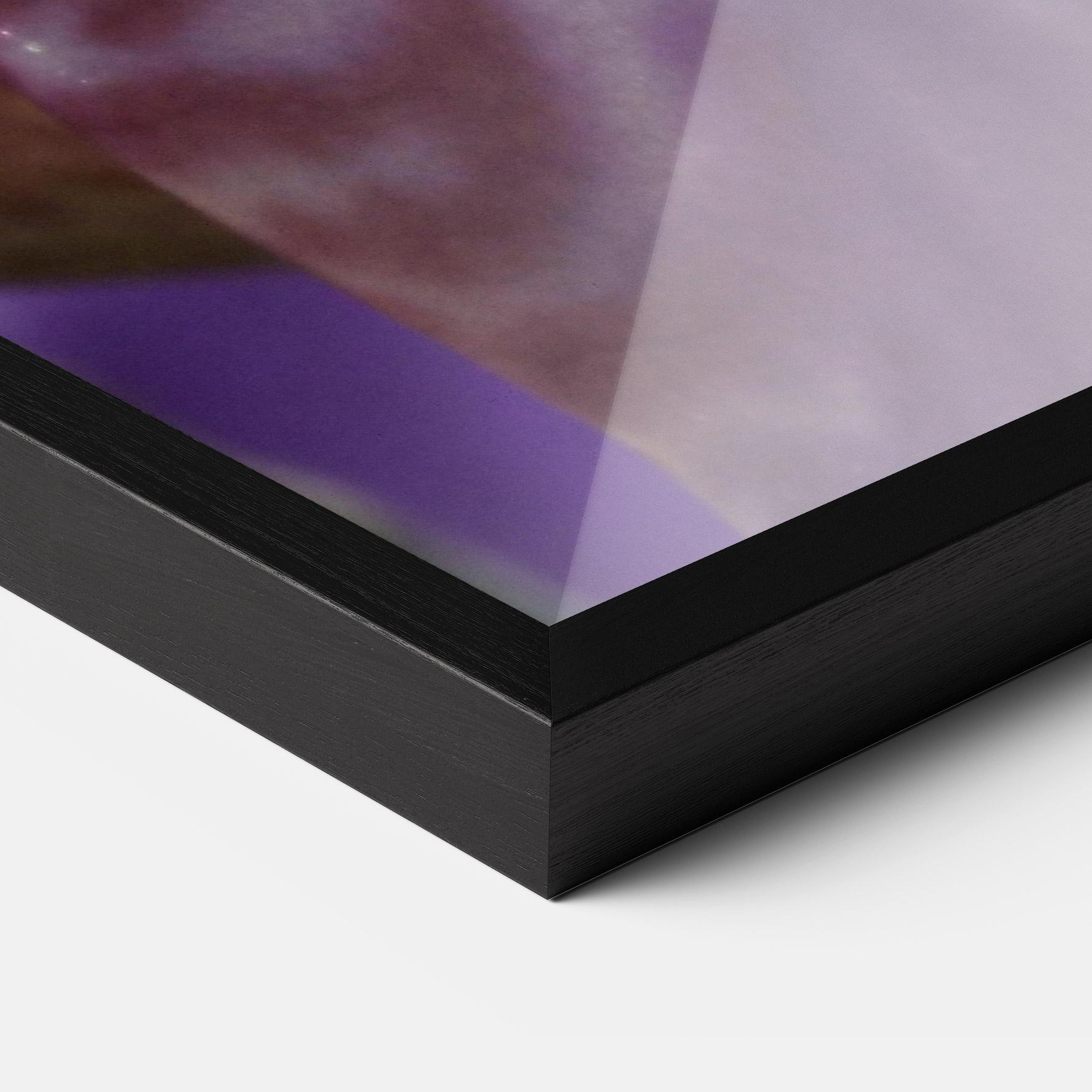 Gerahmte Poster Purple Iris Close Up mockup 3
