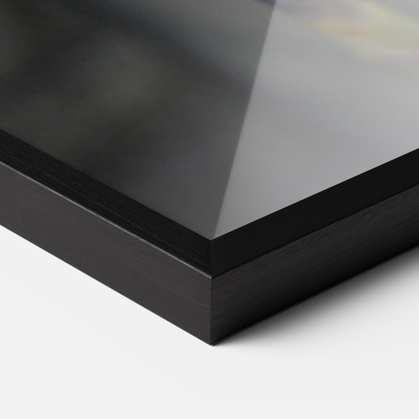 Gerahmte Poster Purple Iris On Gray mockup 3