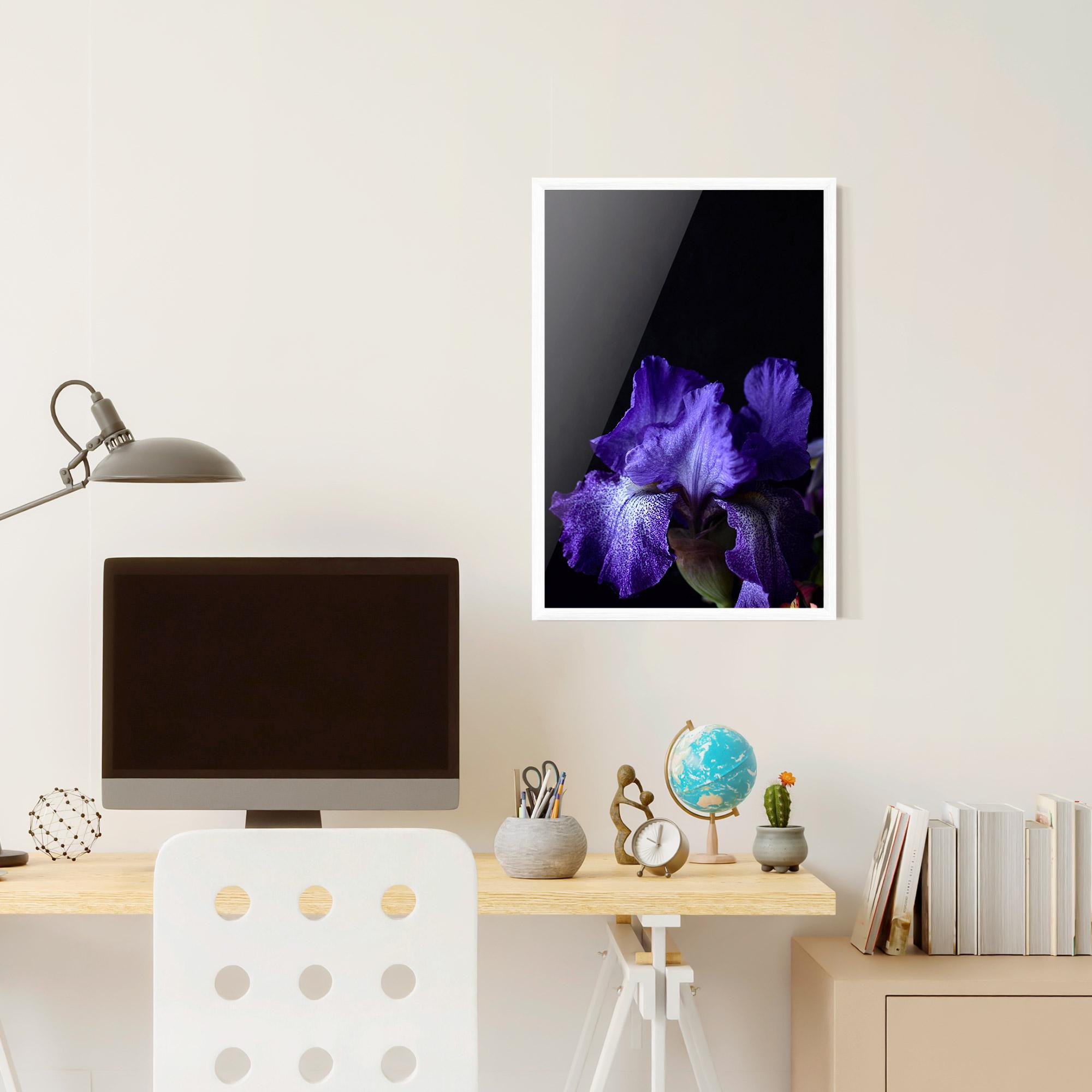 Gerahmte Poster Dark Purple Iris On Black mockup 6