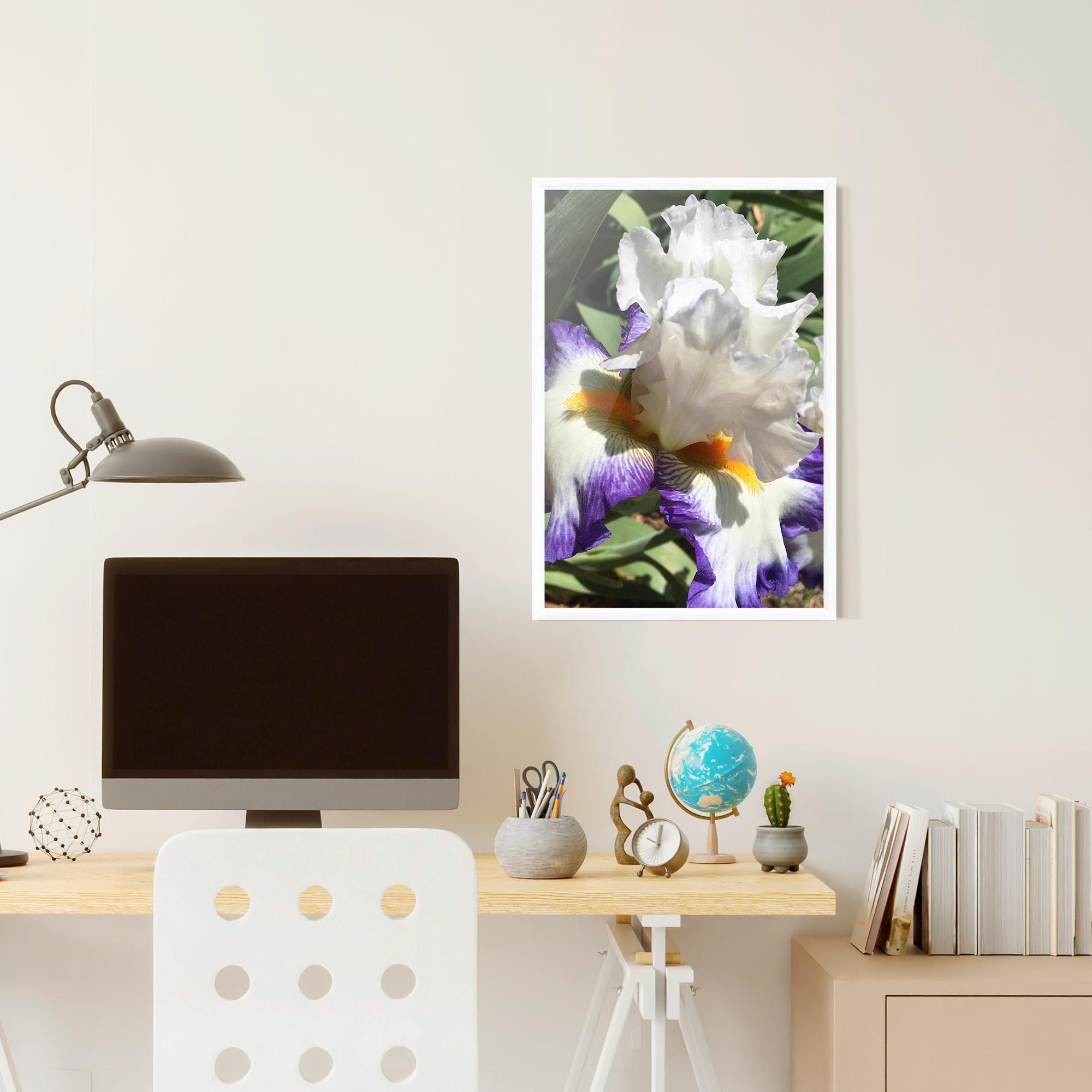 Gerahmte Poster Garden White Purple Irirs mockup 6