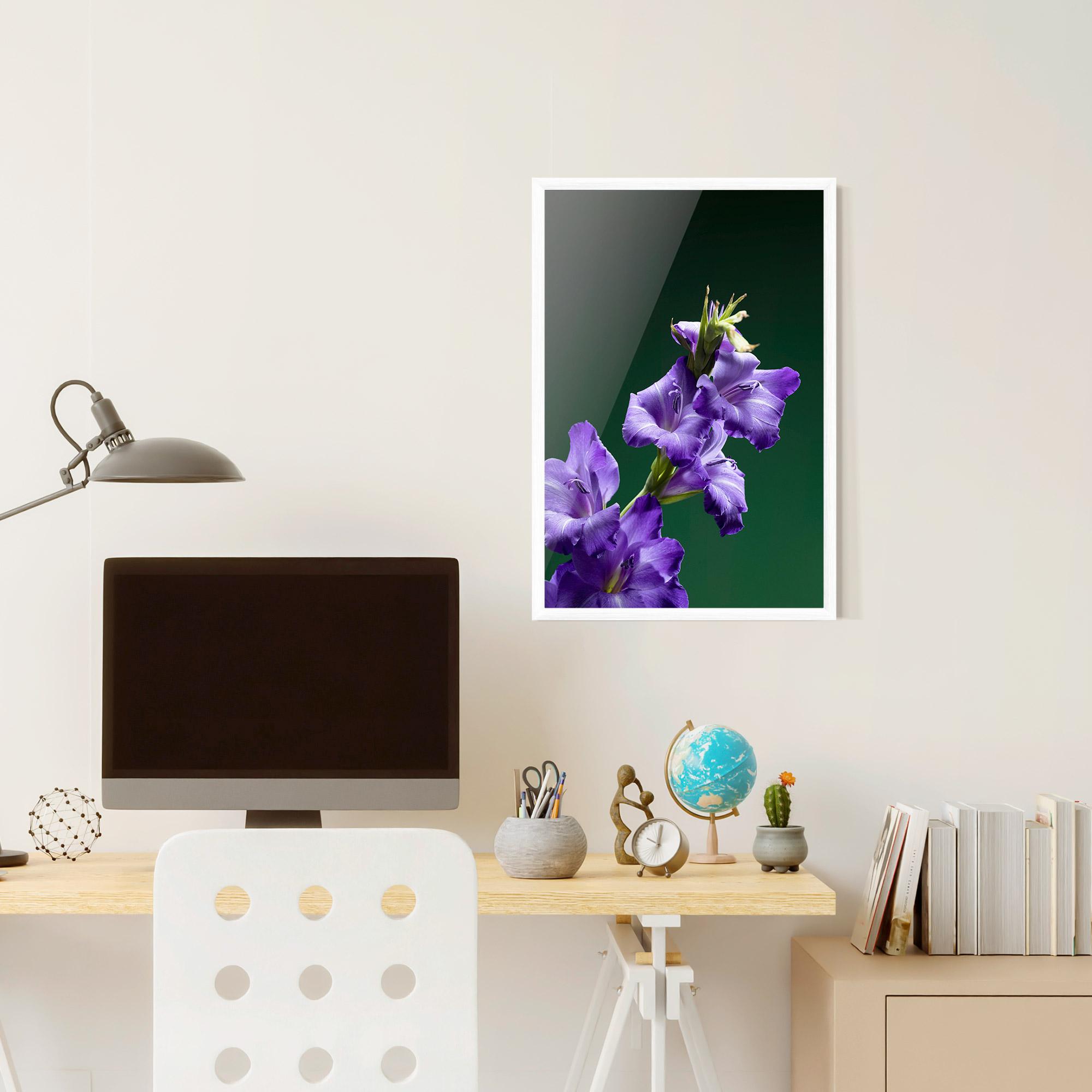 Gerahmte Poster Iris On Green mockup 6