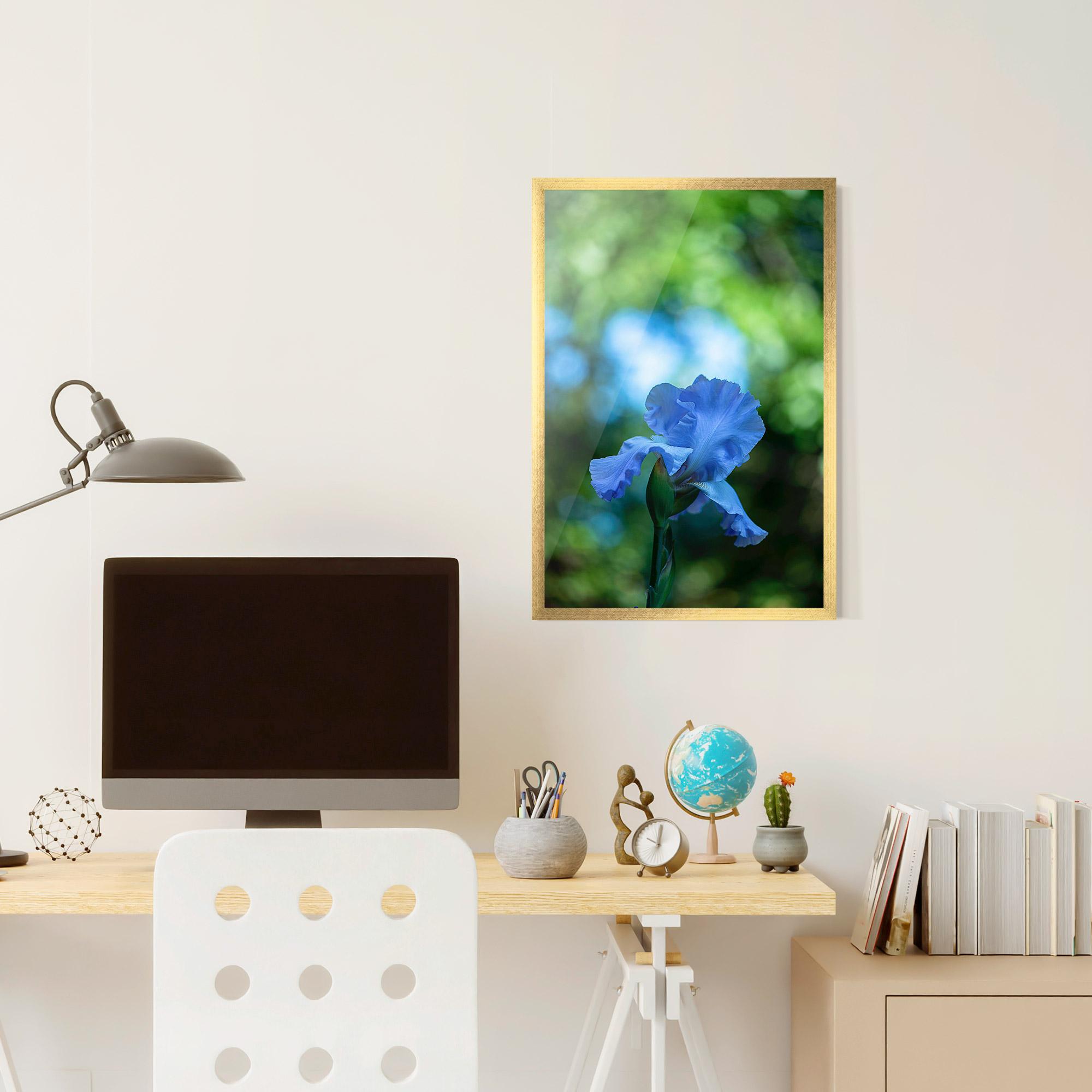 Gerahmte Poster Blue Iris In The Garden mockup 6
