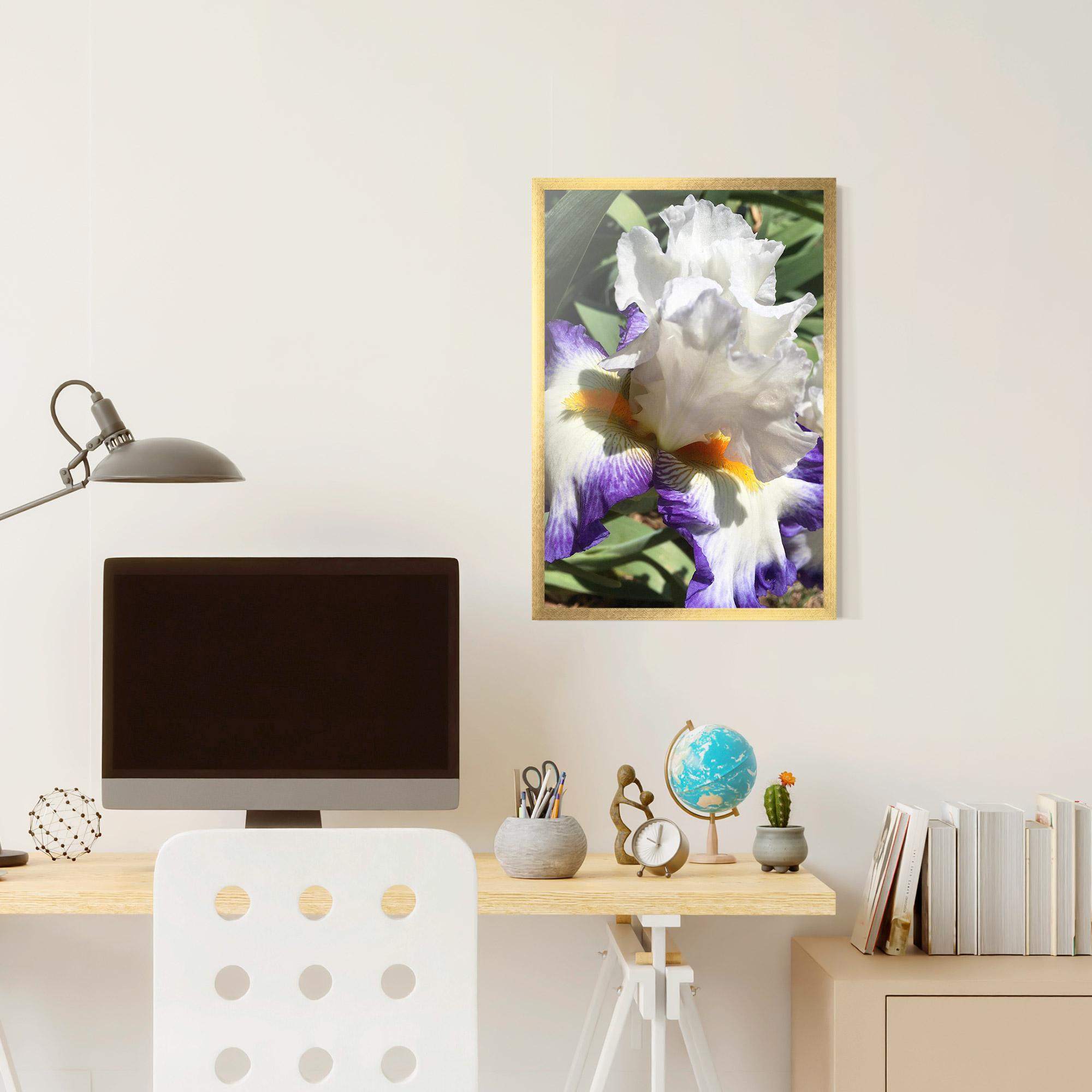 Gerahmte Poster Garden White Purple Irirs mockup 6