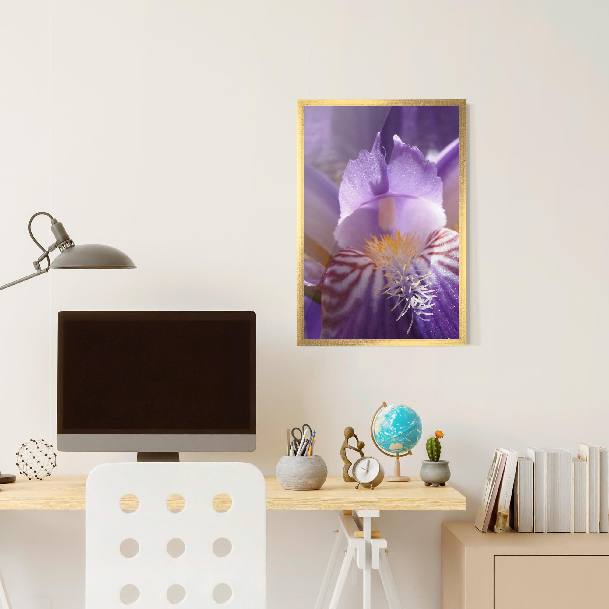 Gerahmte Poster Purple Iris Close Up mockup 6