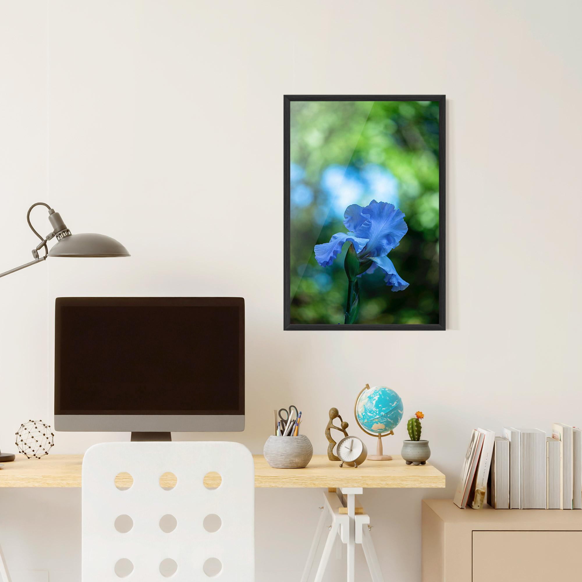 Gerahmte Poster Blue Iris In The Garden mockup 6