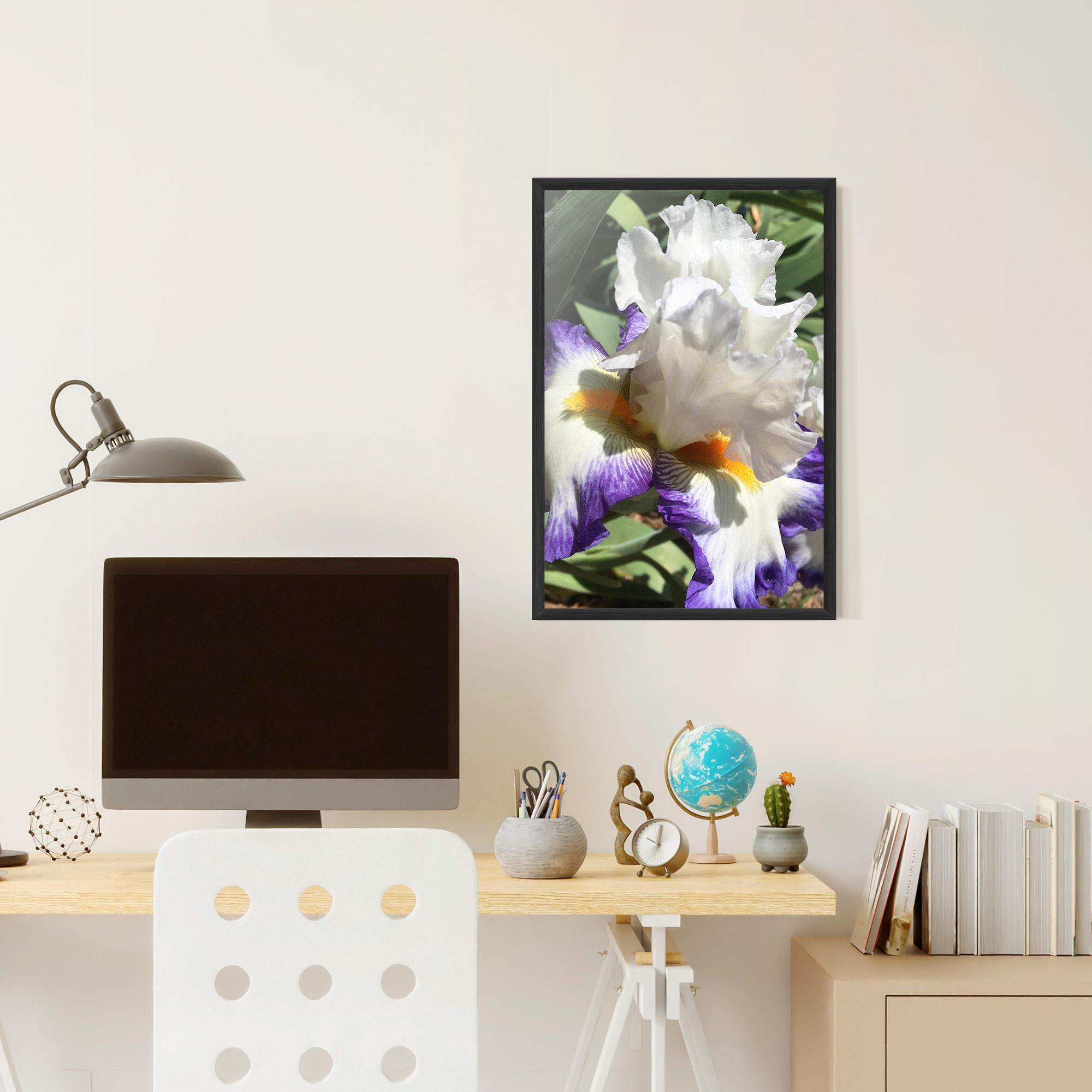 Gerahmte Poster Garden White Purple Irirs mockup 6