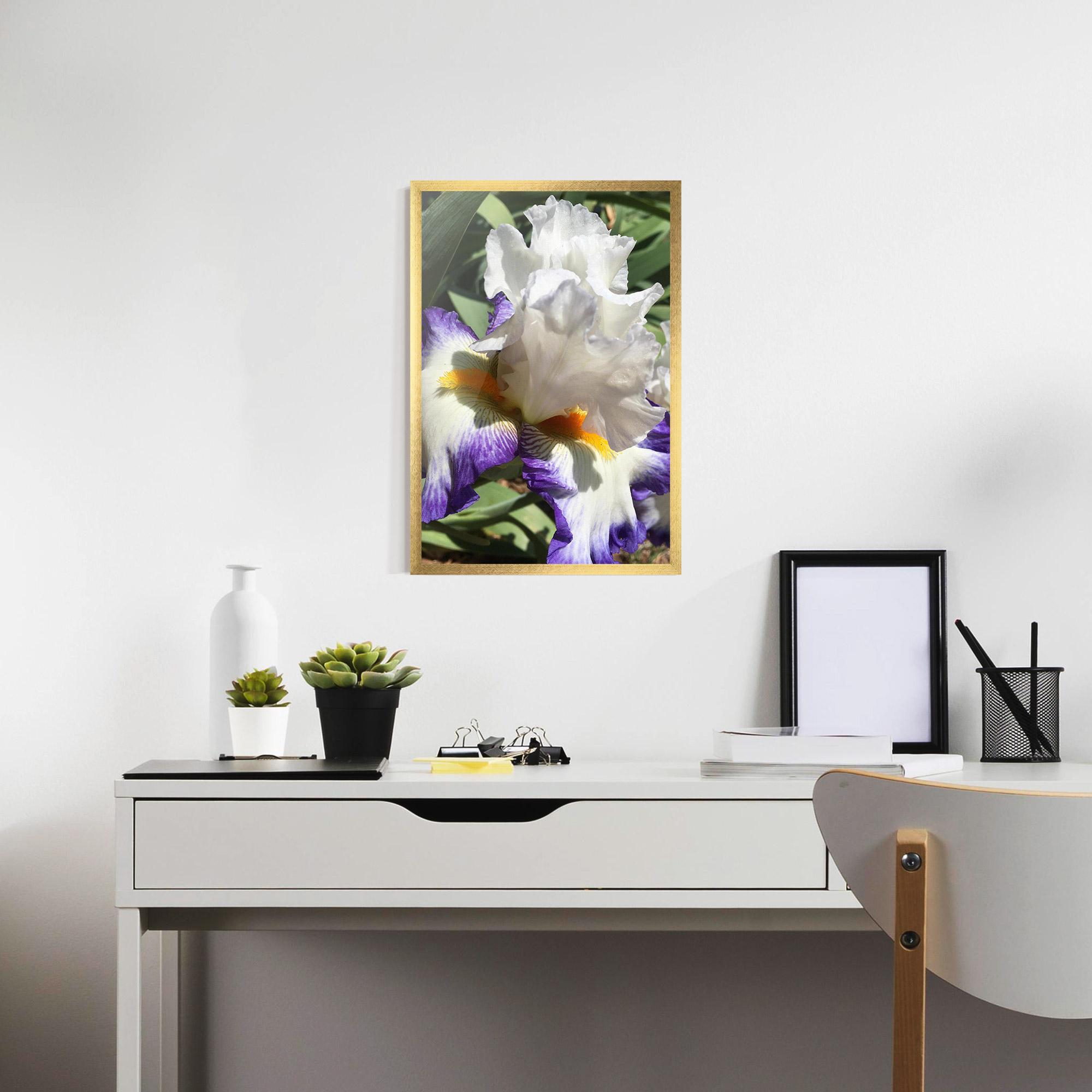 Gerahmte Poster Garden White Purple Irirs mockup 7