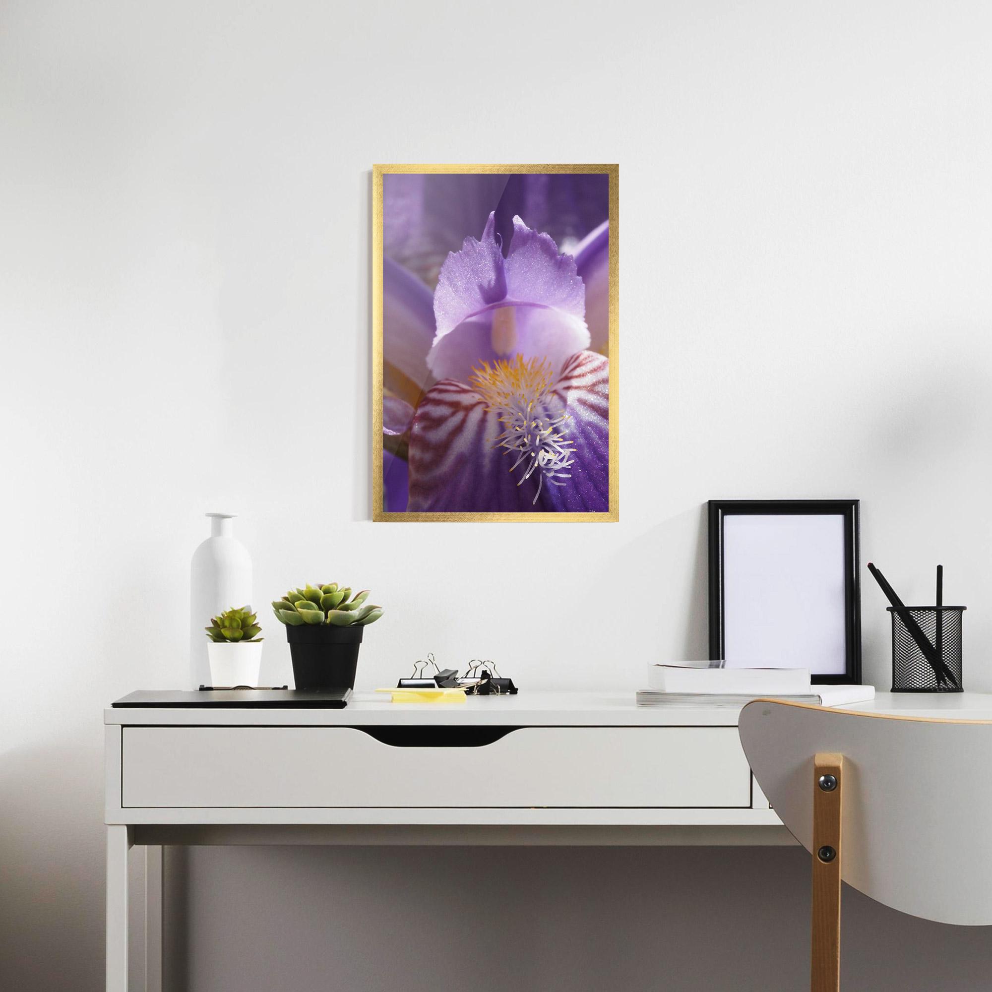 Gerahmte Poster Purple Iris Close Up mockup 7