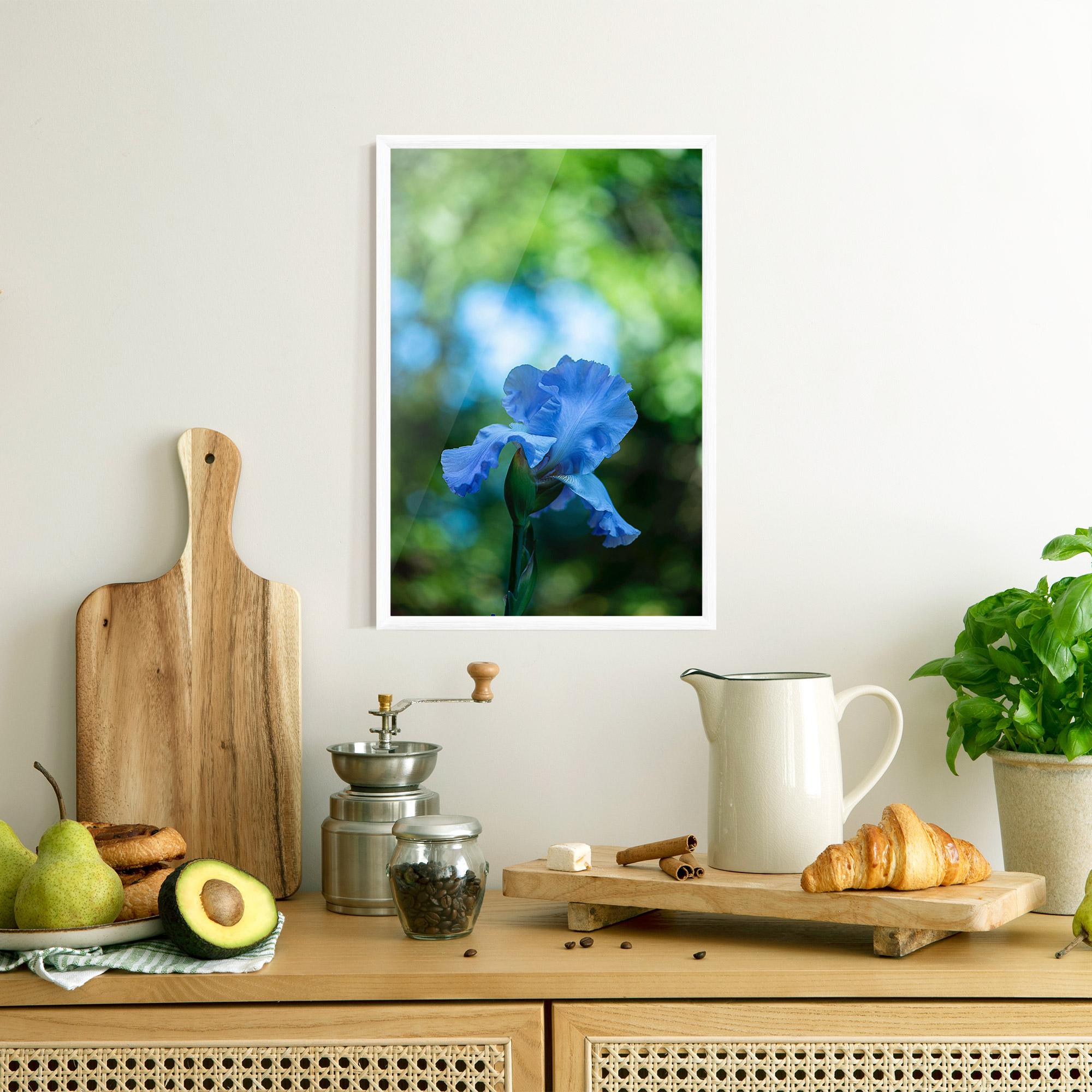 Gerahmte Poster Blue Iris In The Garden mockup 8