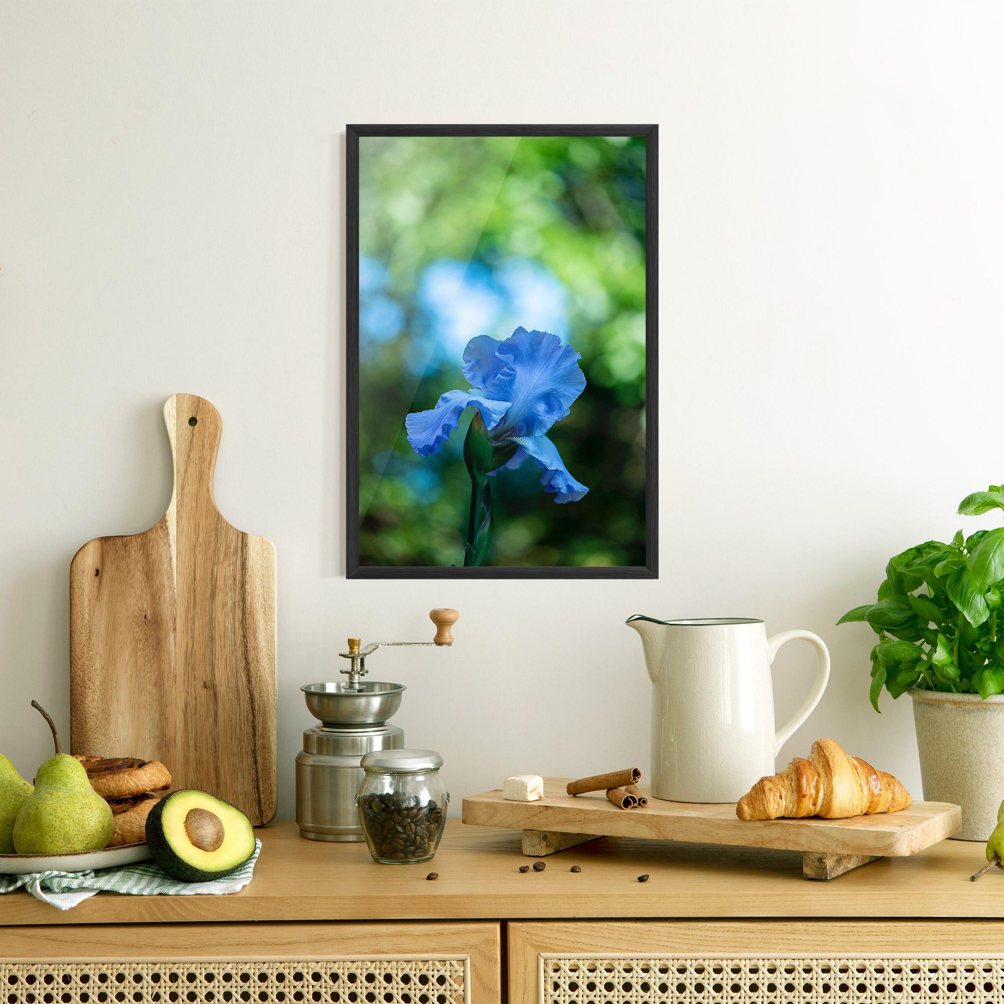 Gerahmte Poster Blue Iris In The Garden mockup 8