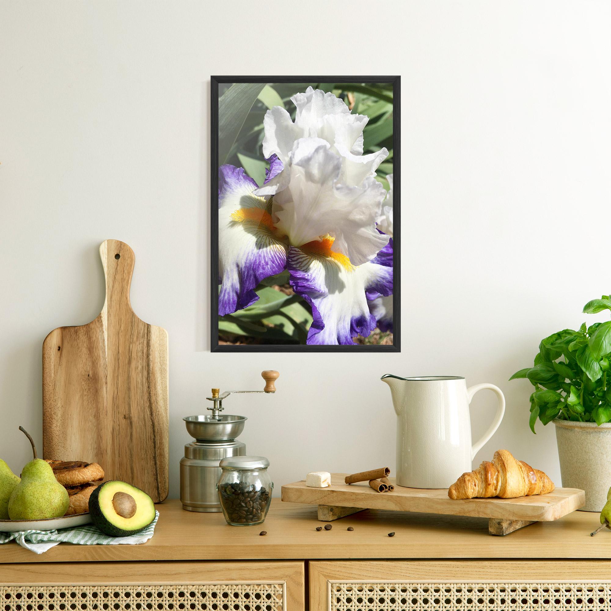 Gerahmte Poster Garden White Purple Irirs mockup 8