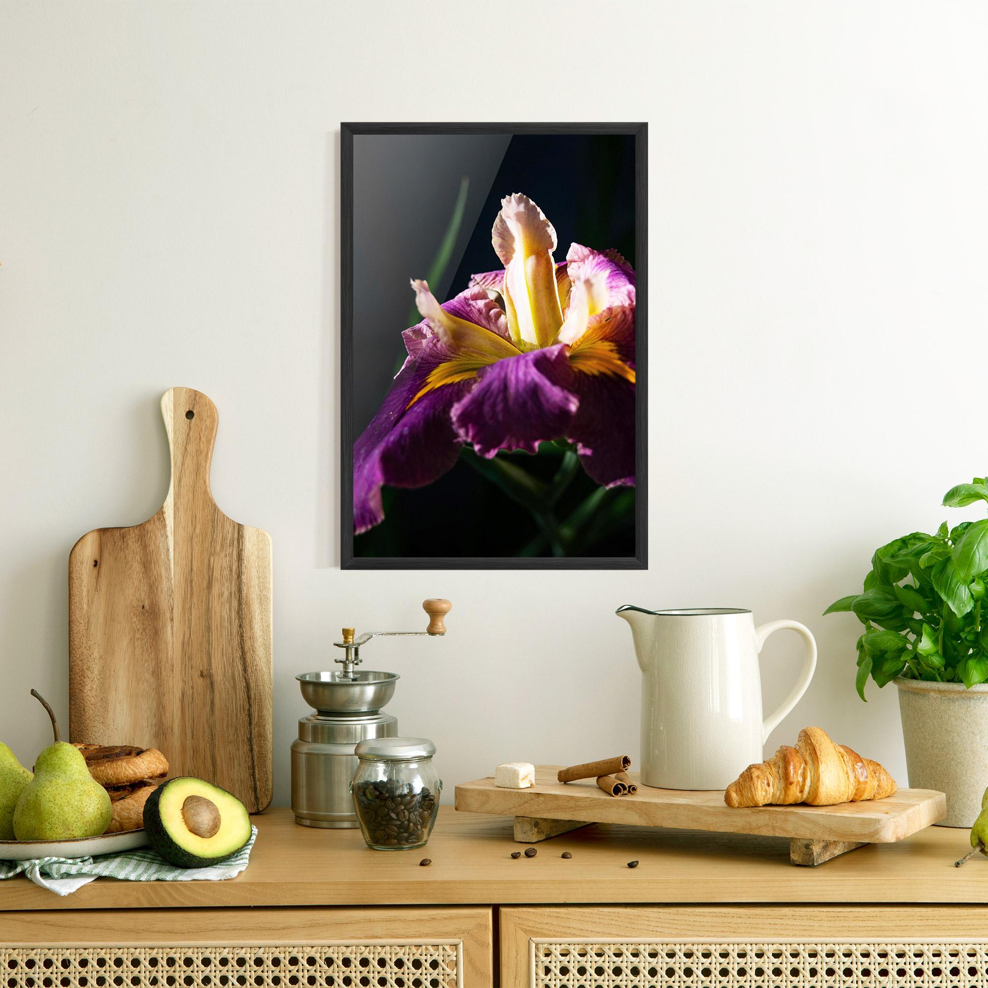 Gerahmte Poster Pastel Yellow Iris mockup 8