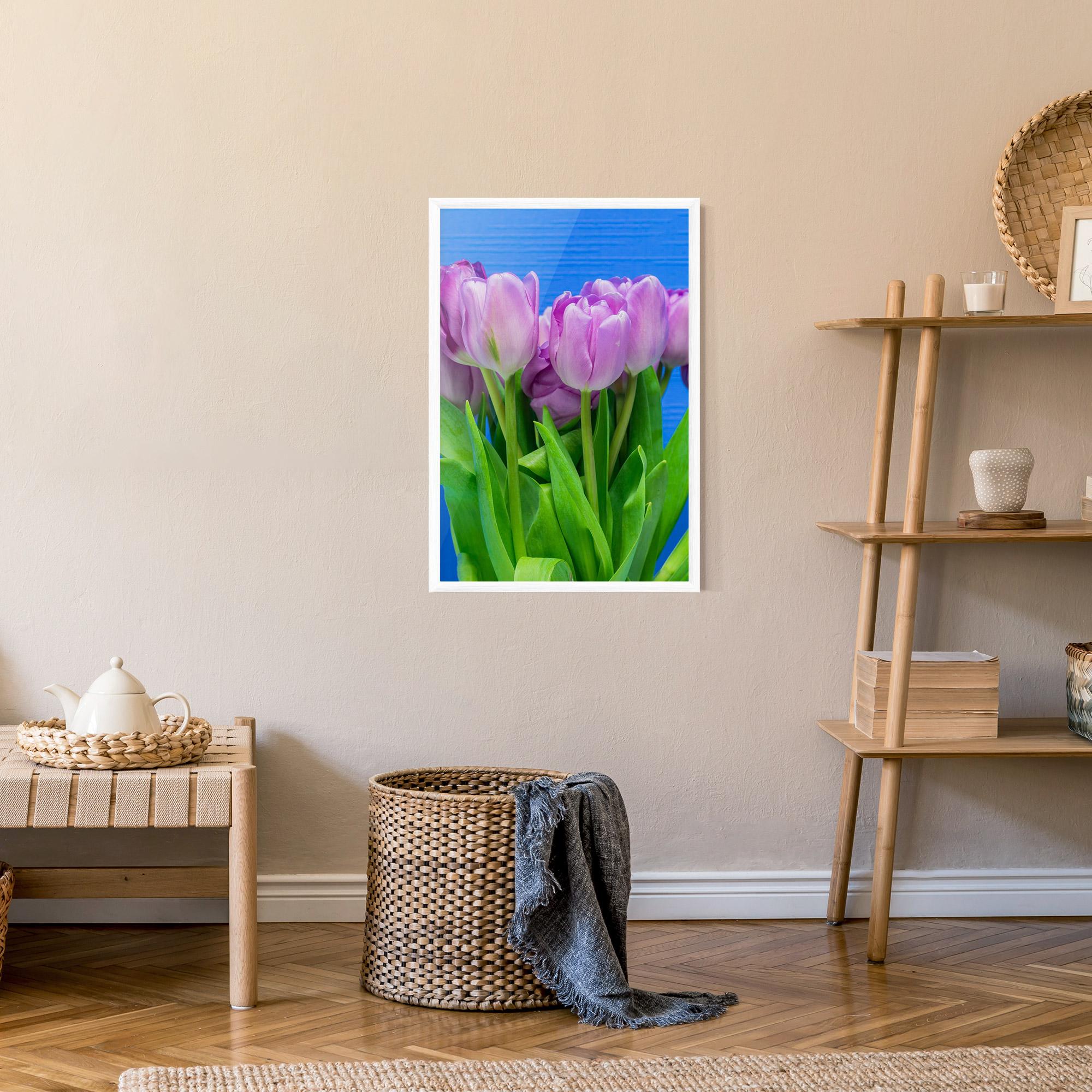 Gerahmte Poster Purple Tulips On Blue mockup 9