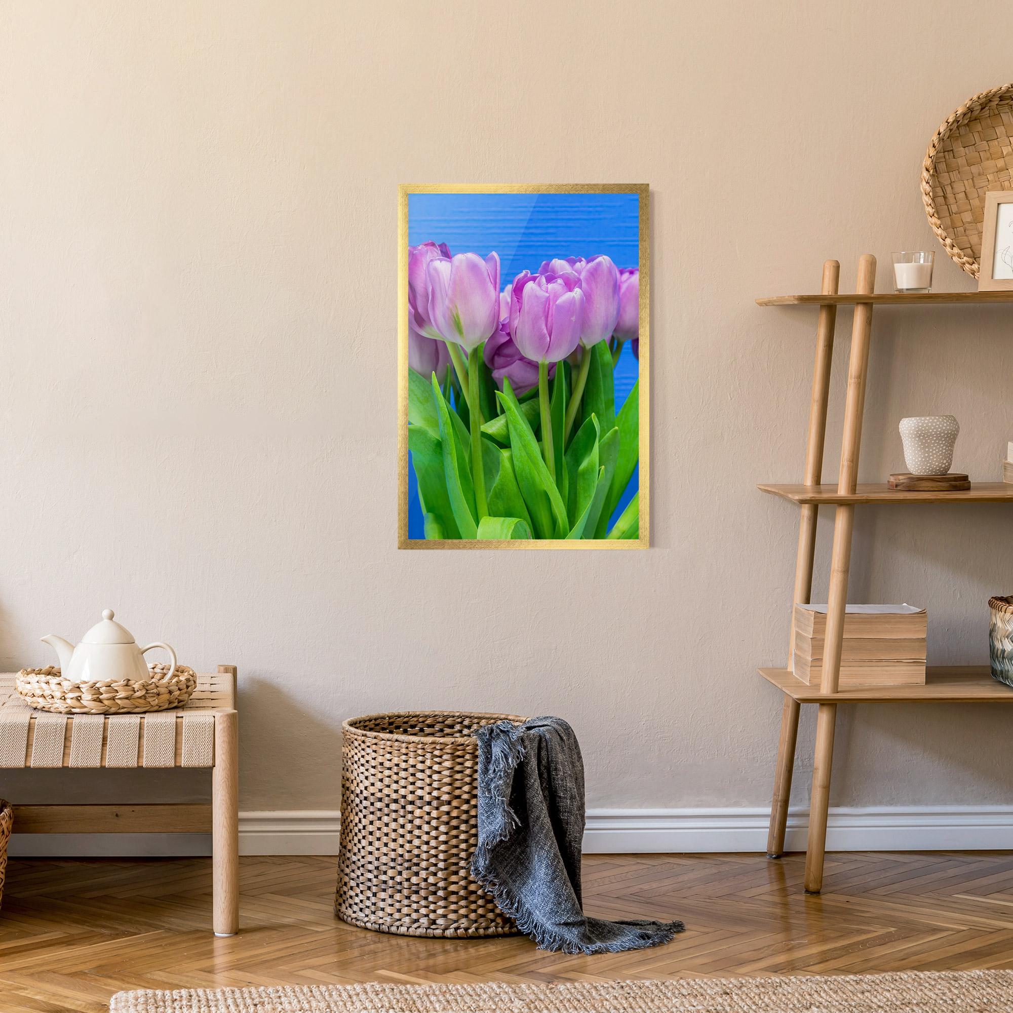 Gerahmte Poster Purple Tulips On Blue mockup 9