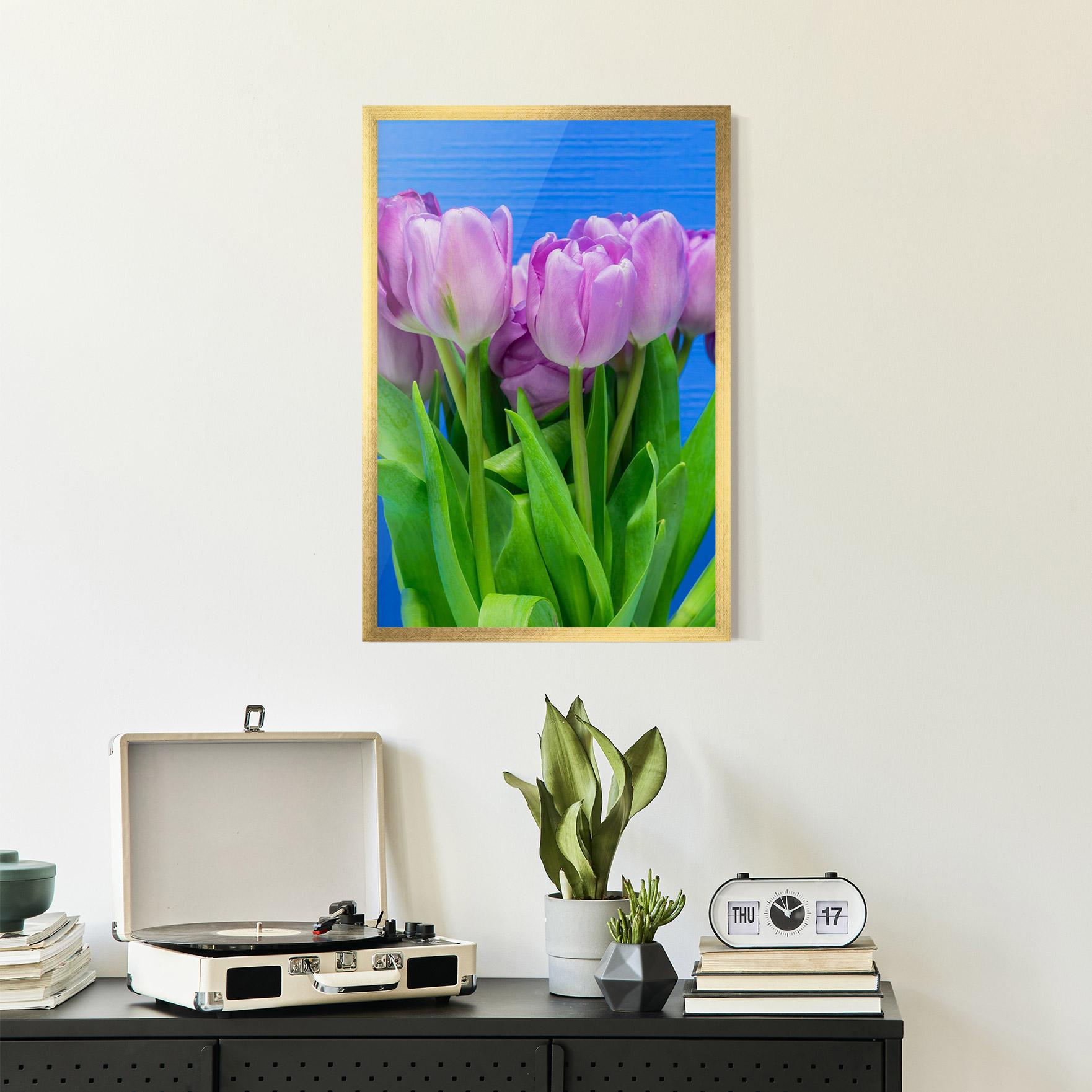 Gerahmte Poster Purple Tulips On Blue mockup 2