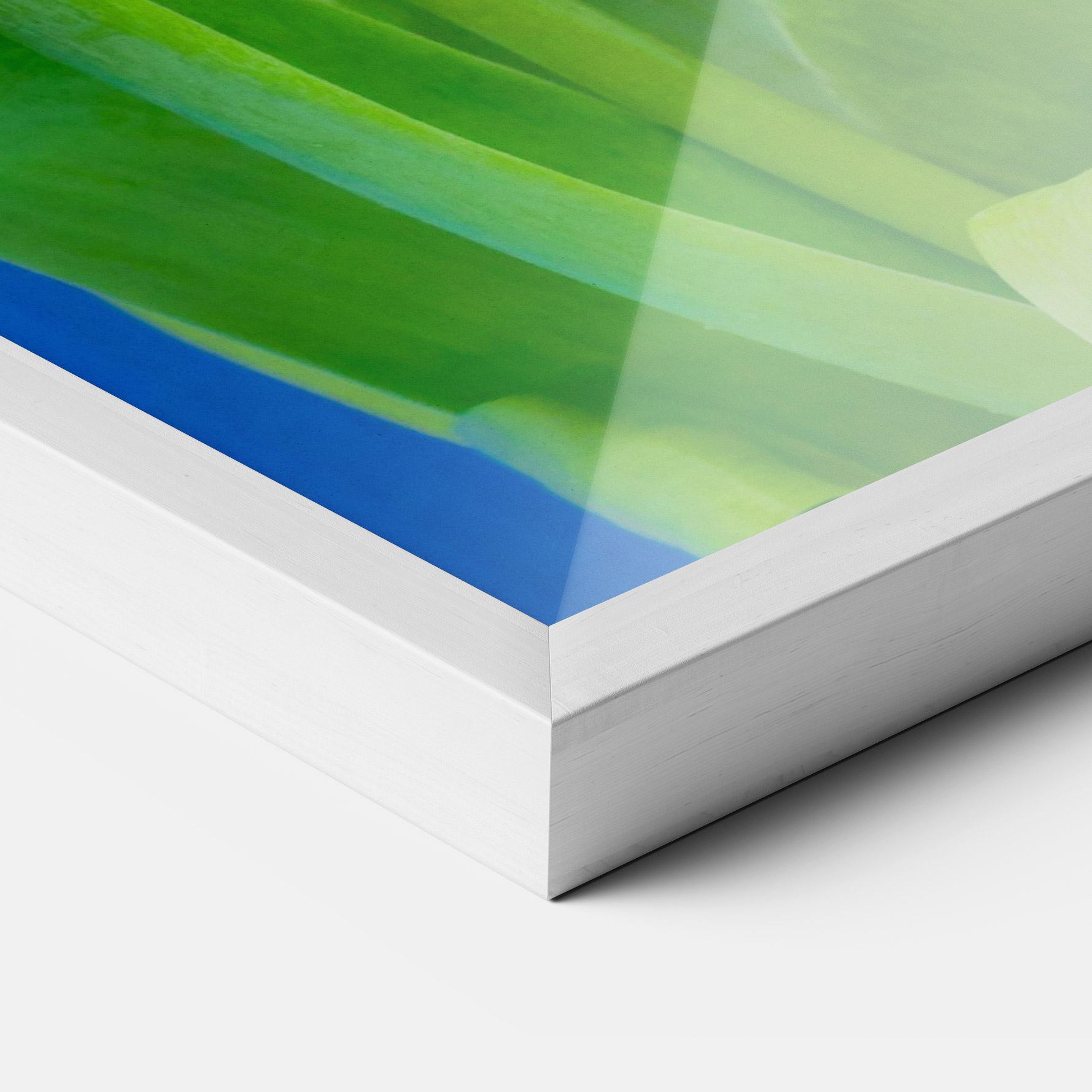 Gerahmte Poster Purple Tulips On Blue mockup 3