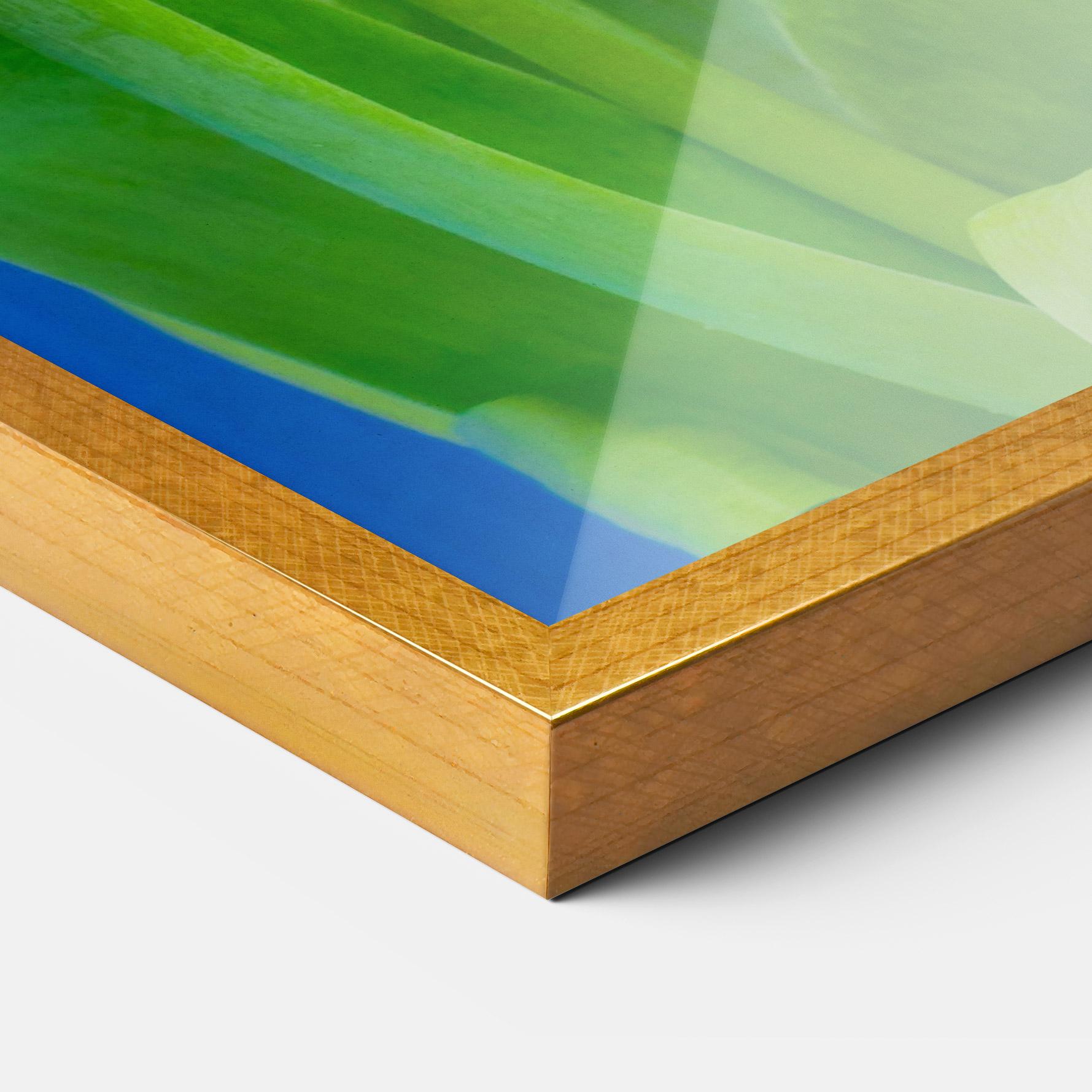 Gerahmte Poster Purple Tulips On Blue mockup 3