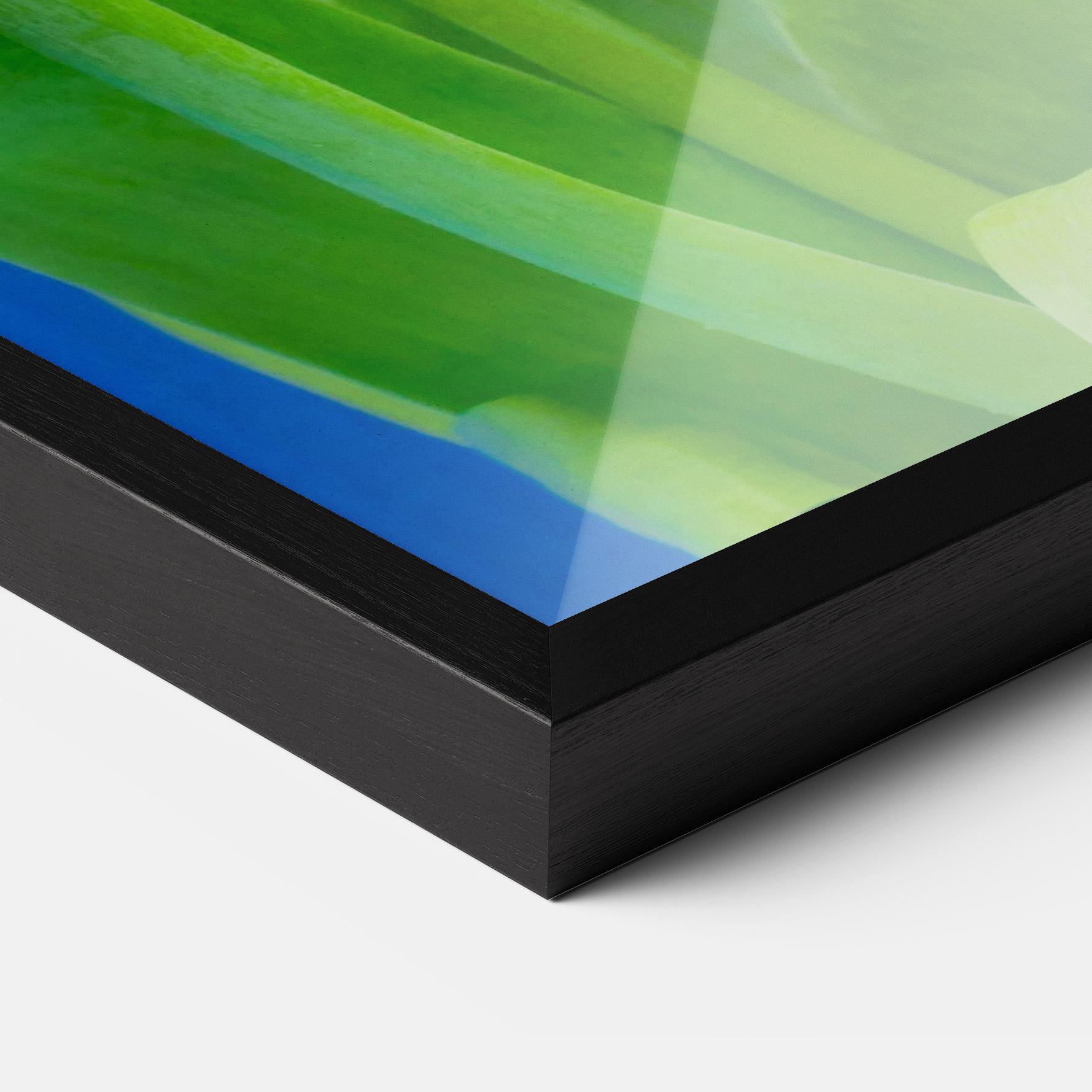 Gerahmte Poster Purple Tulips On Blue mockup 3