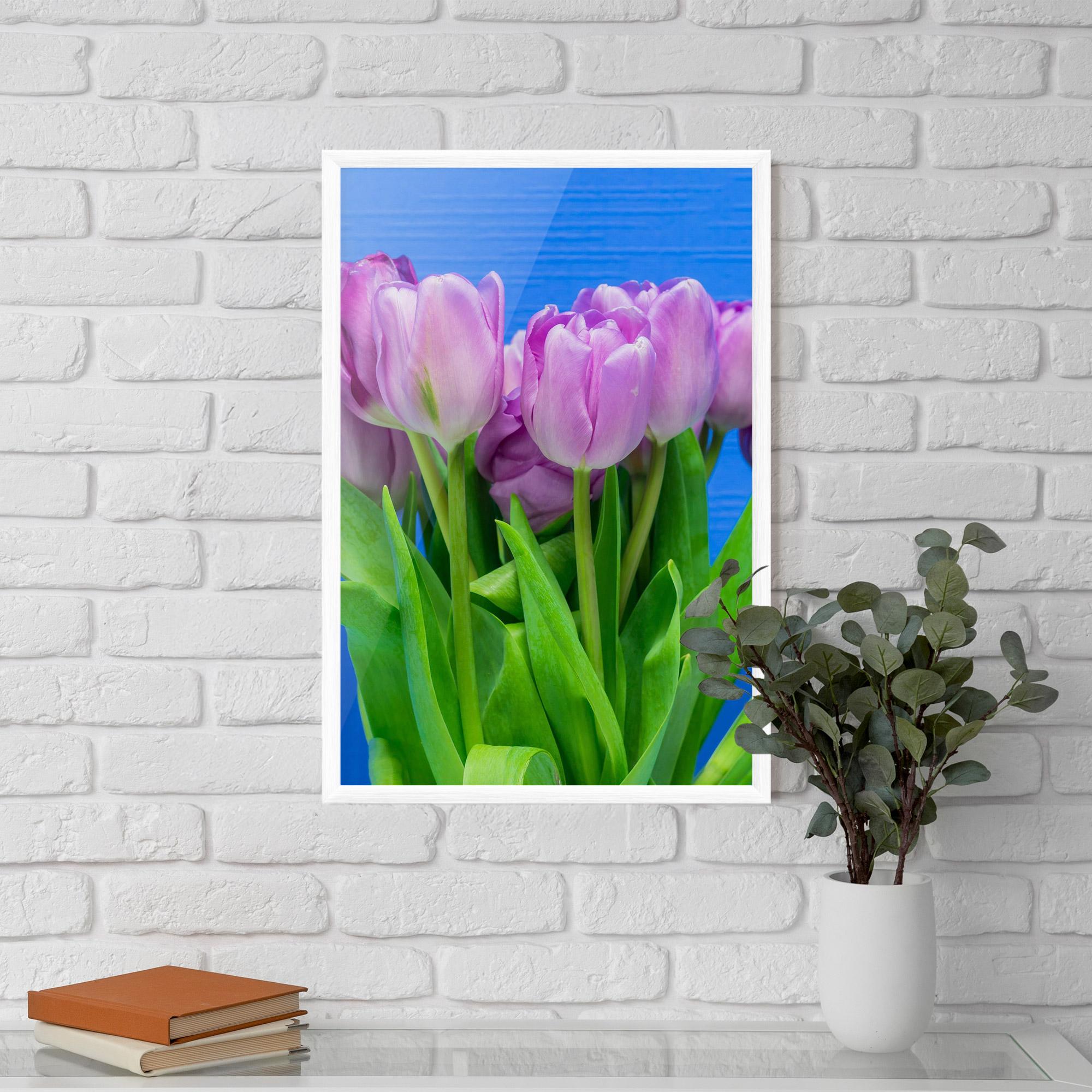 Gerahmte Poster Purple Tulips On Blue mockup 5