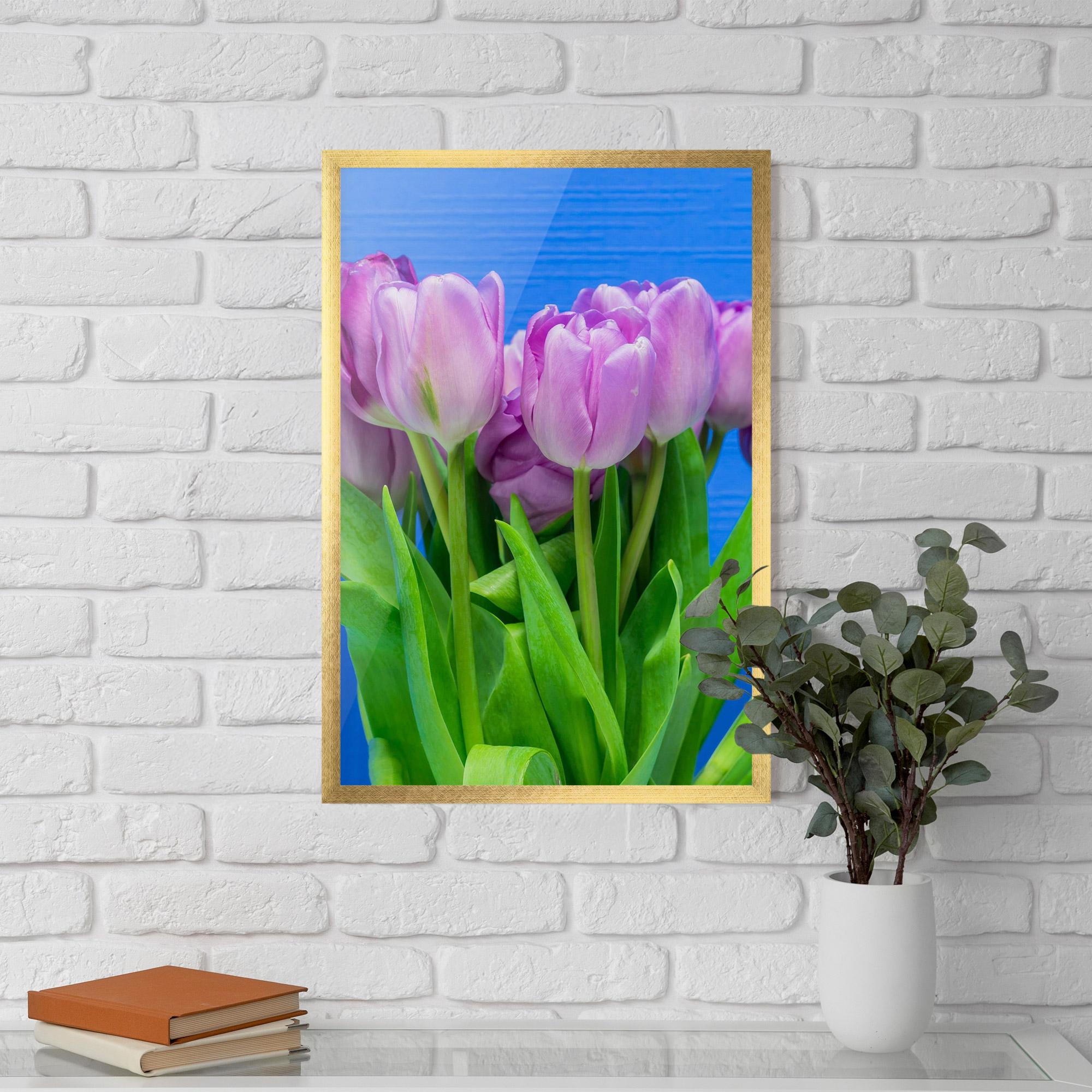 Gerahmte Poster Purple Tulips On Blue mockup 5