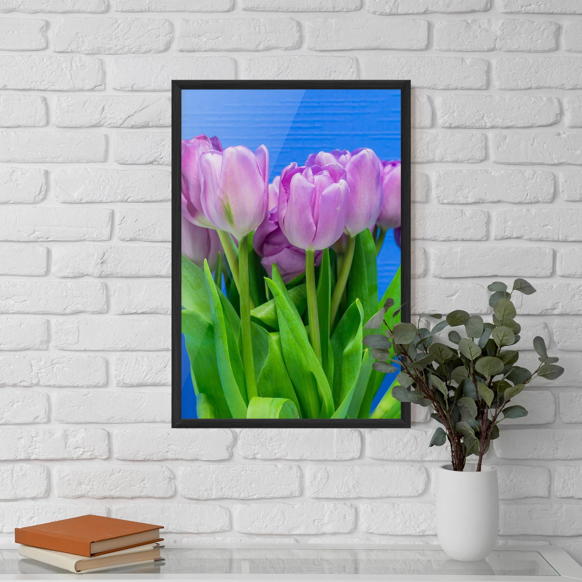 Gerahmte Poster Purple Tulips On Blue mockup 5