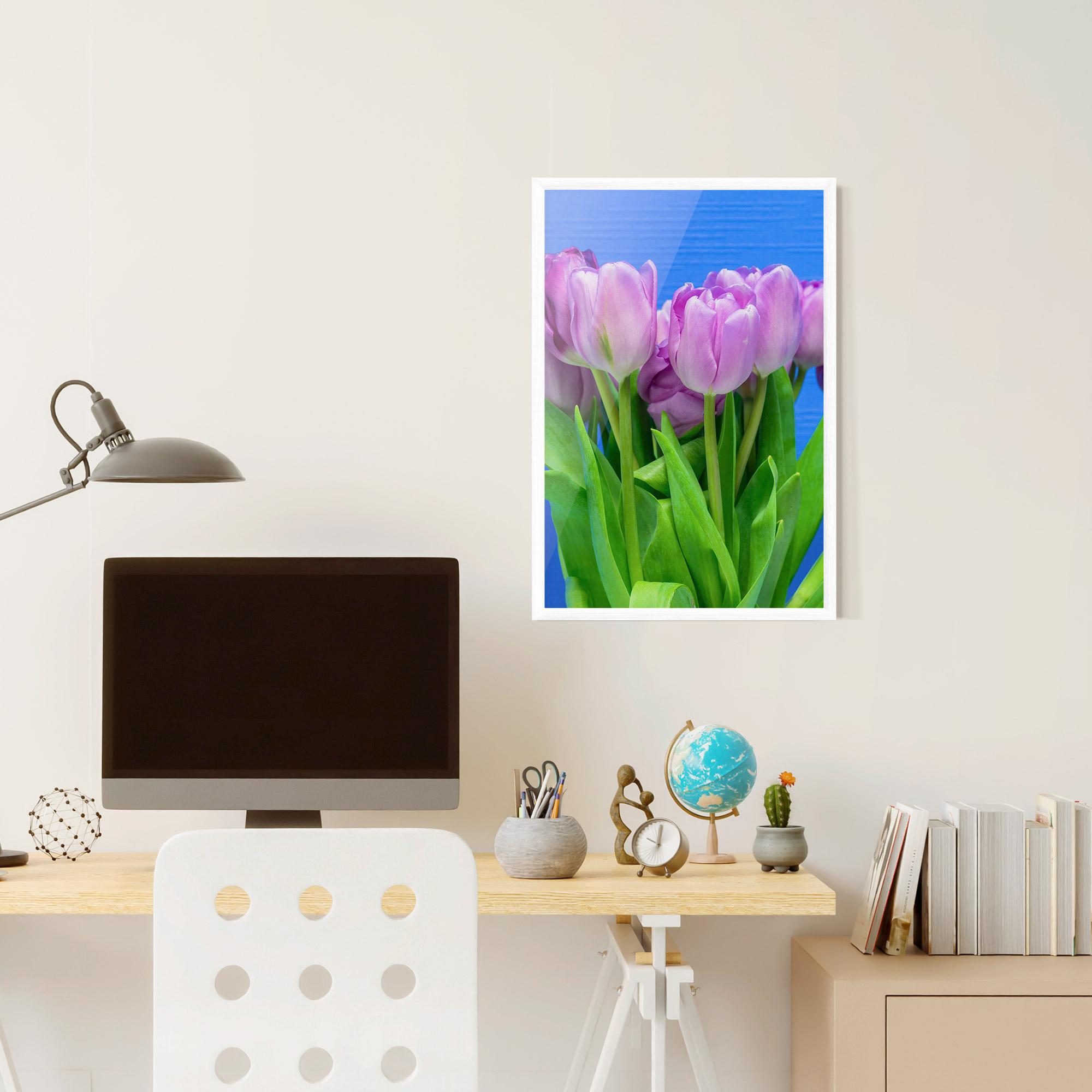 Gerahmte Poster Purple Tulips On Blue mockup 6