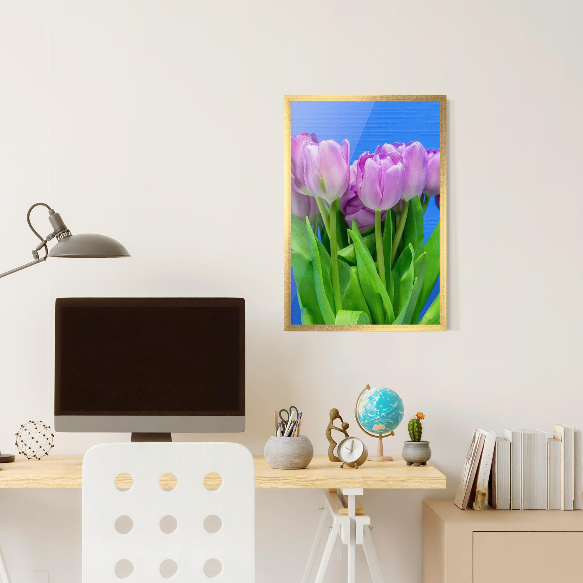Gerahmte Poster Purple Tulips On Blue mockup 6