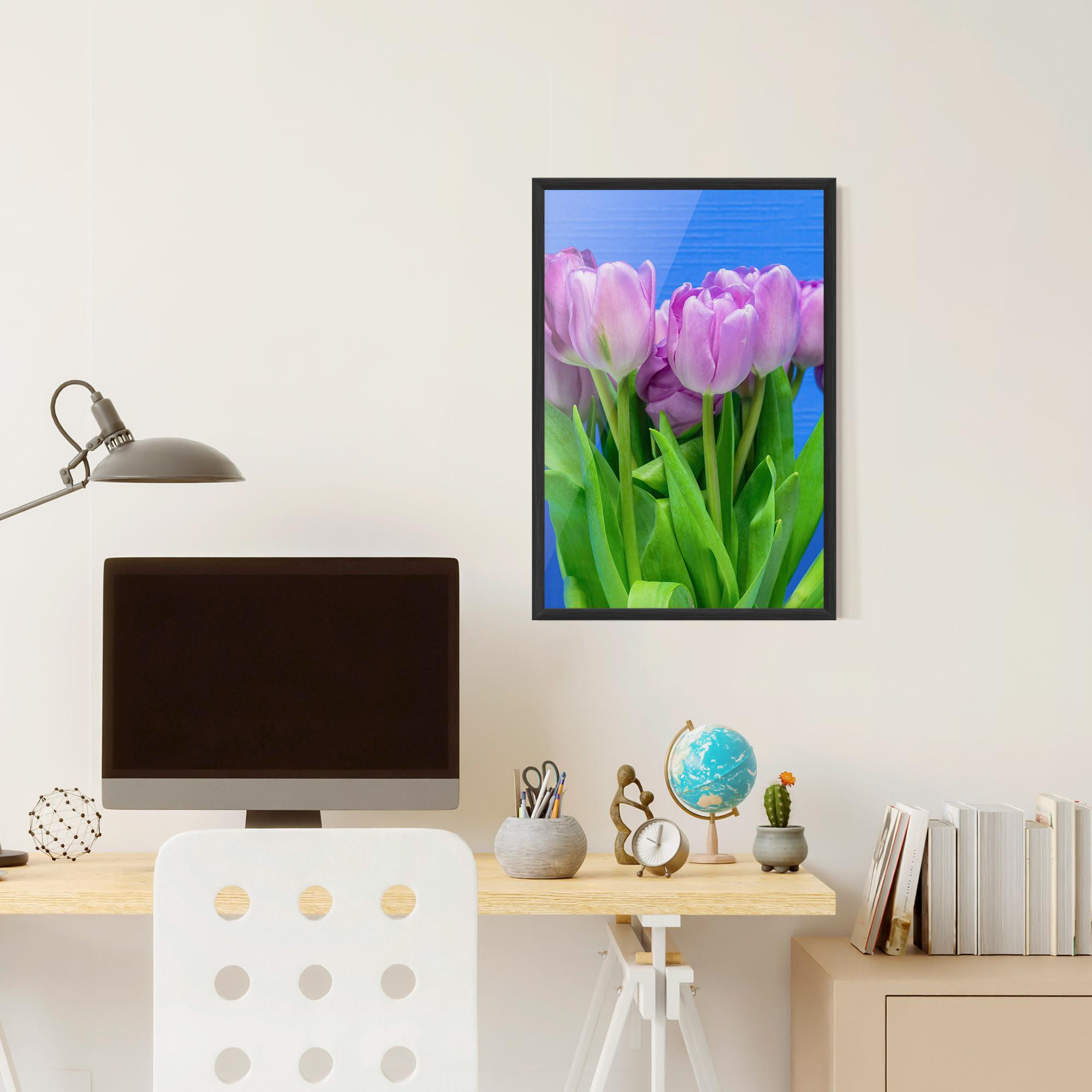 Gerahmte Poster Purple Tulips On Blue mockup 6