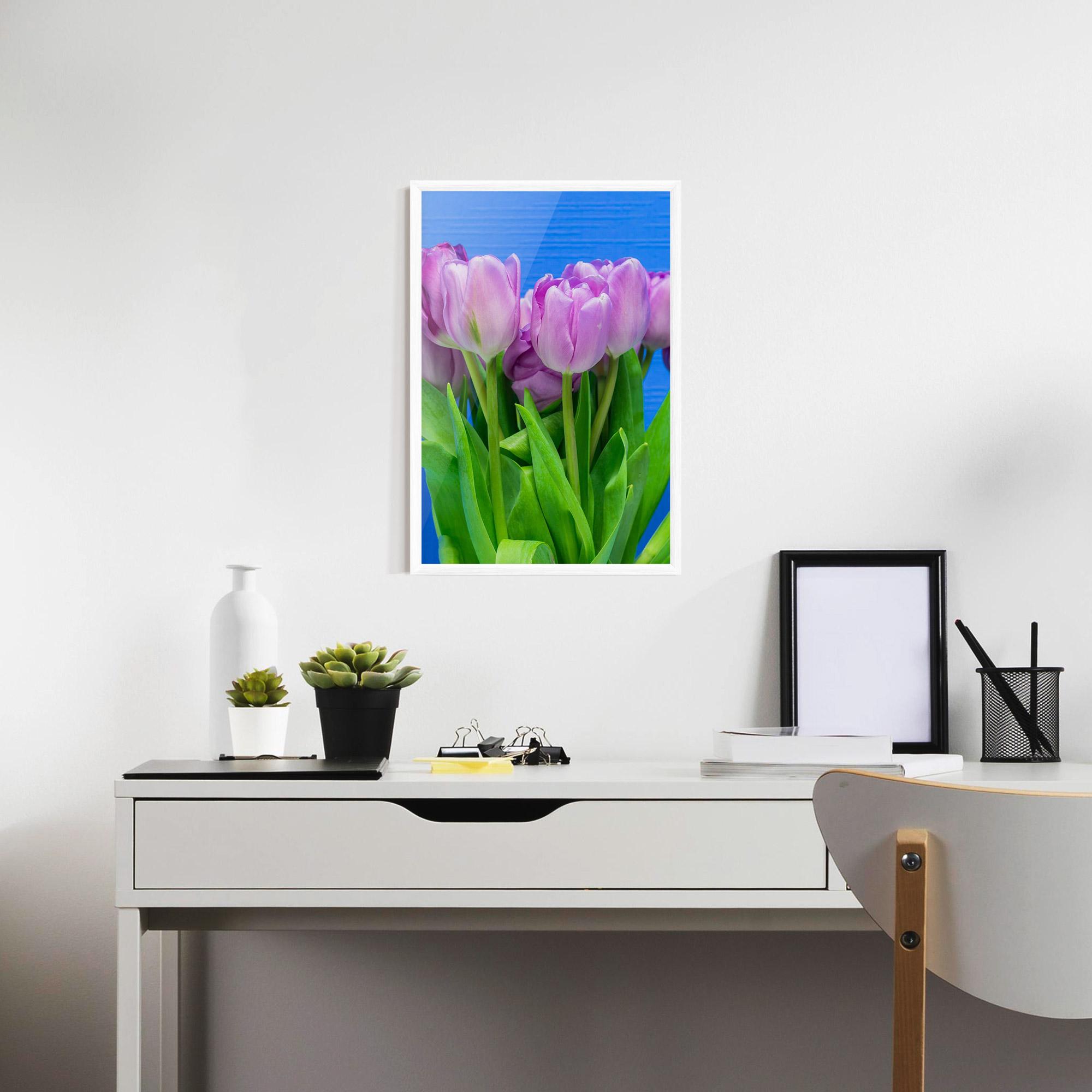 Gerahmte Poster Purple Tulips On Blue mockup 7