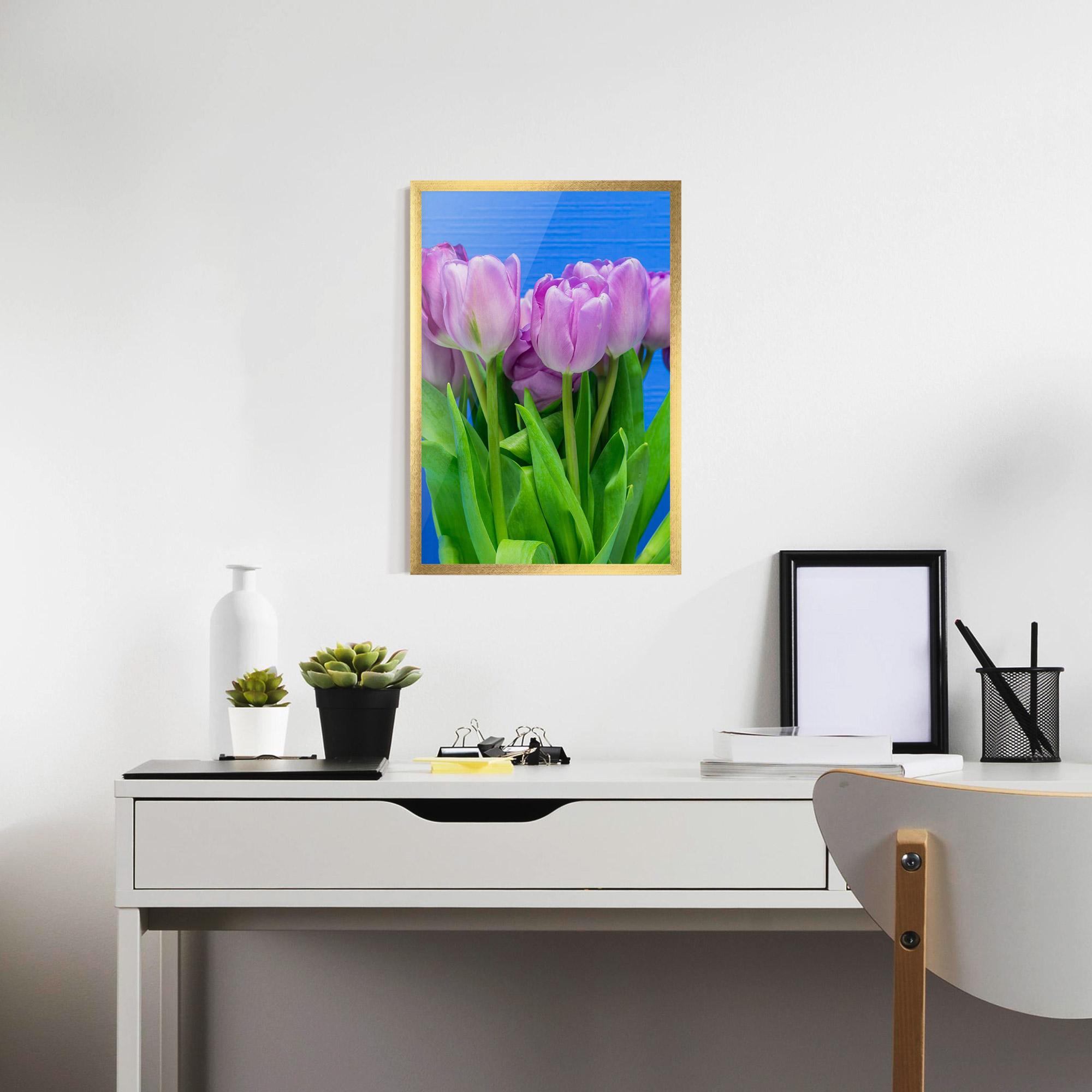 Gerahmte Poster Purple Tulips On Blue mockup 7