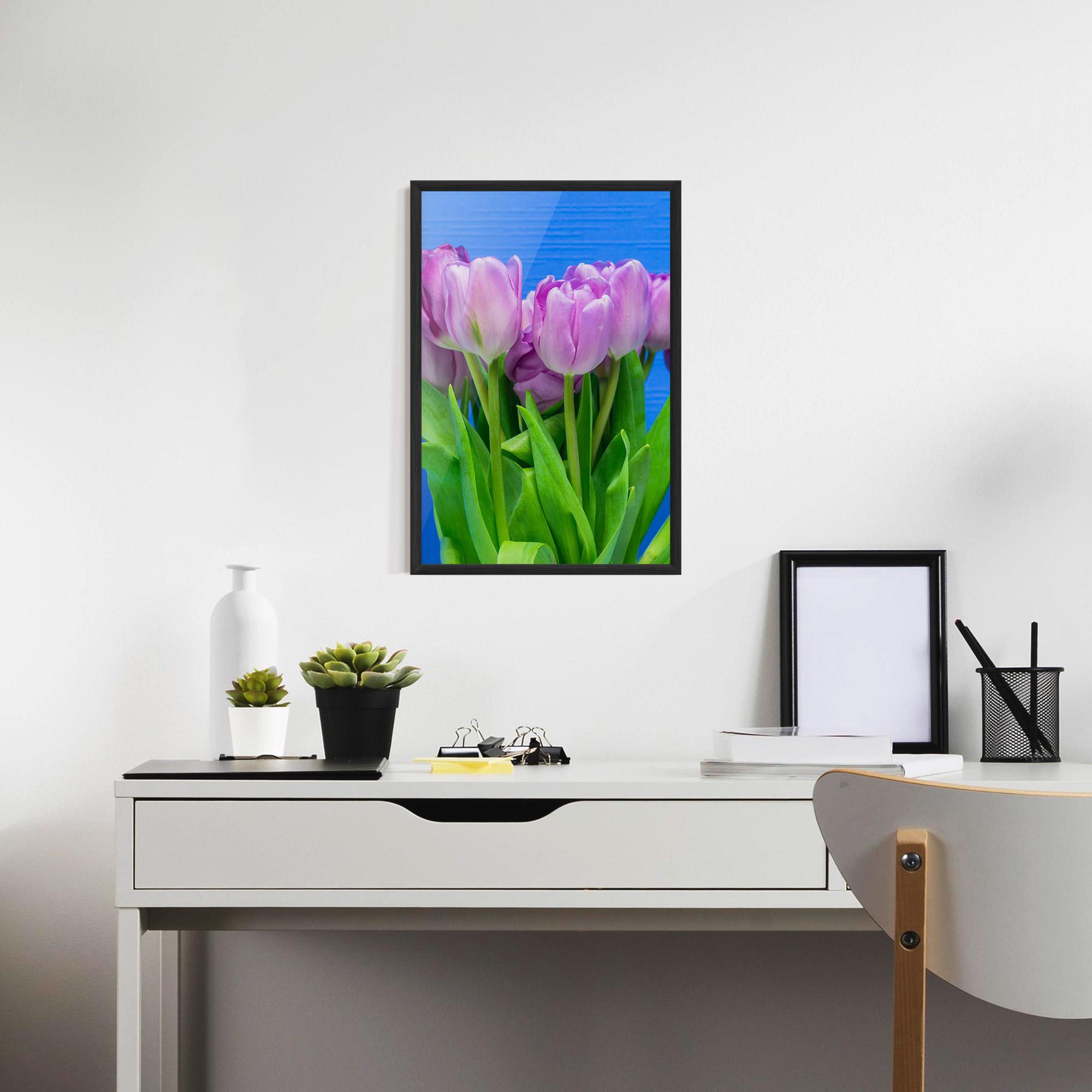 Gerahmte Poster Purple Tulips On Blue mockup 7