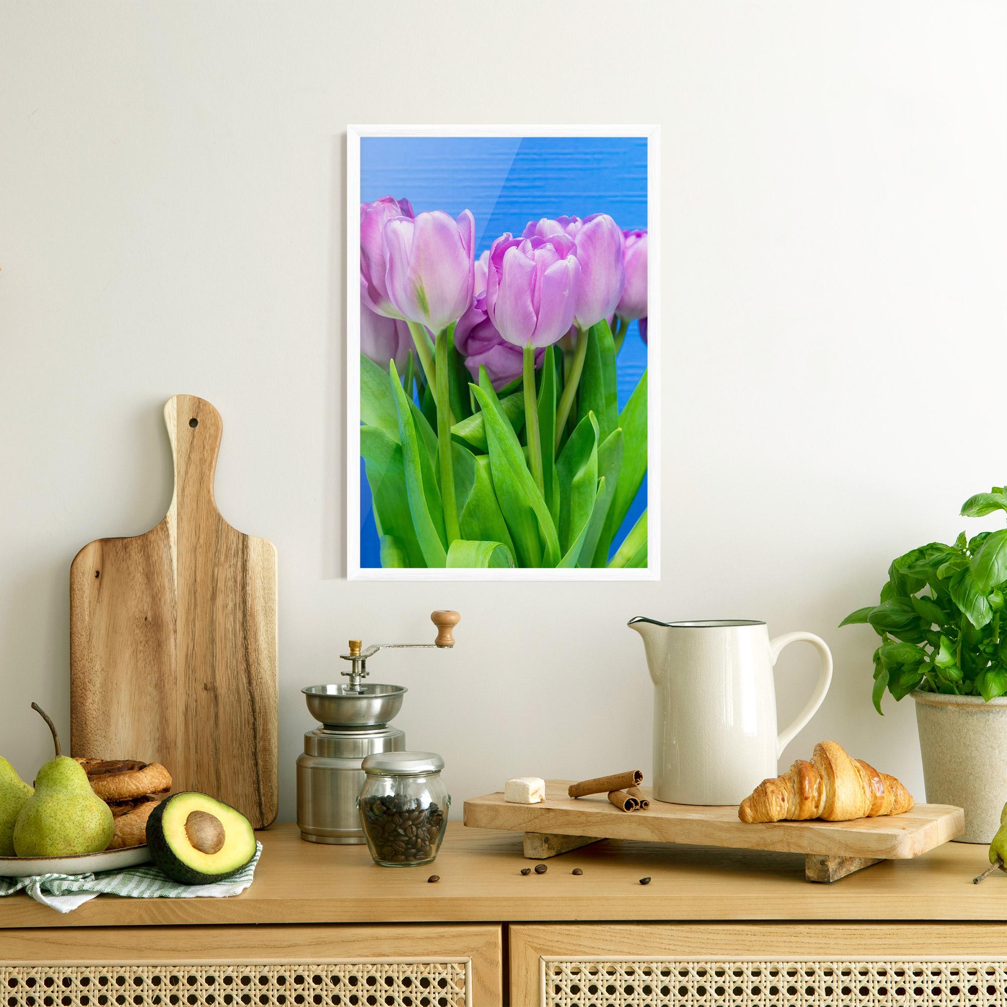 Gerahmte Poster Purple Tulips On Blue mockup 8