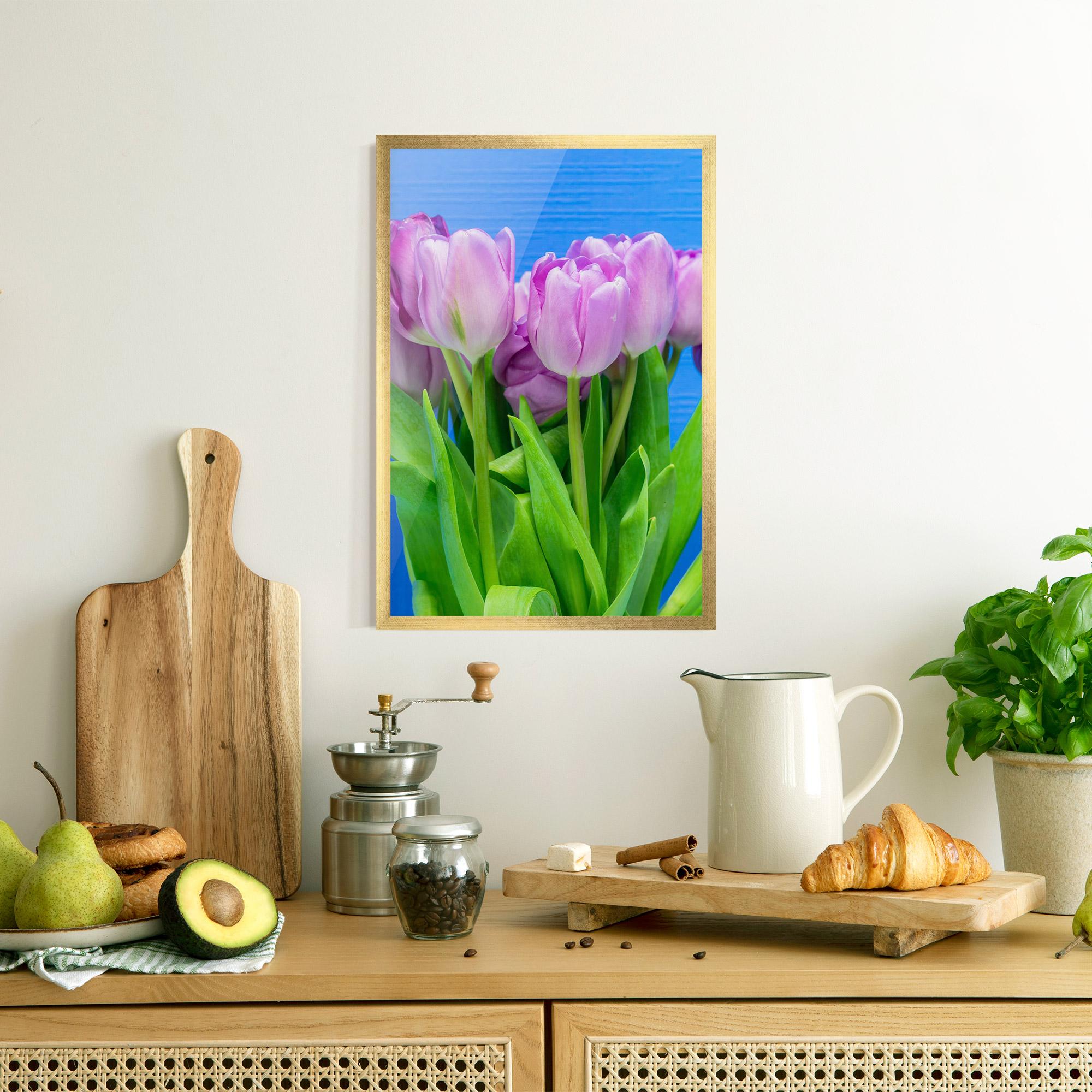 Gerahmte Poster Purple Tulips On Blue mockup 8