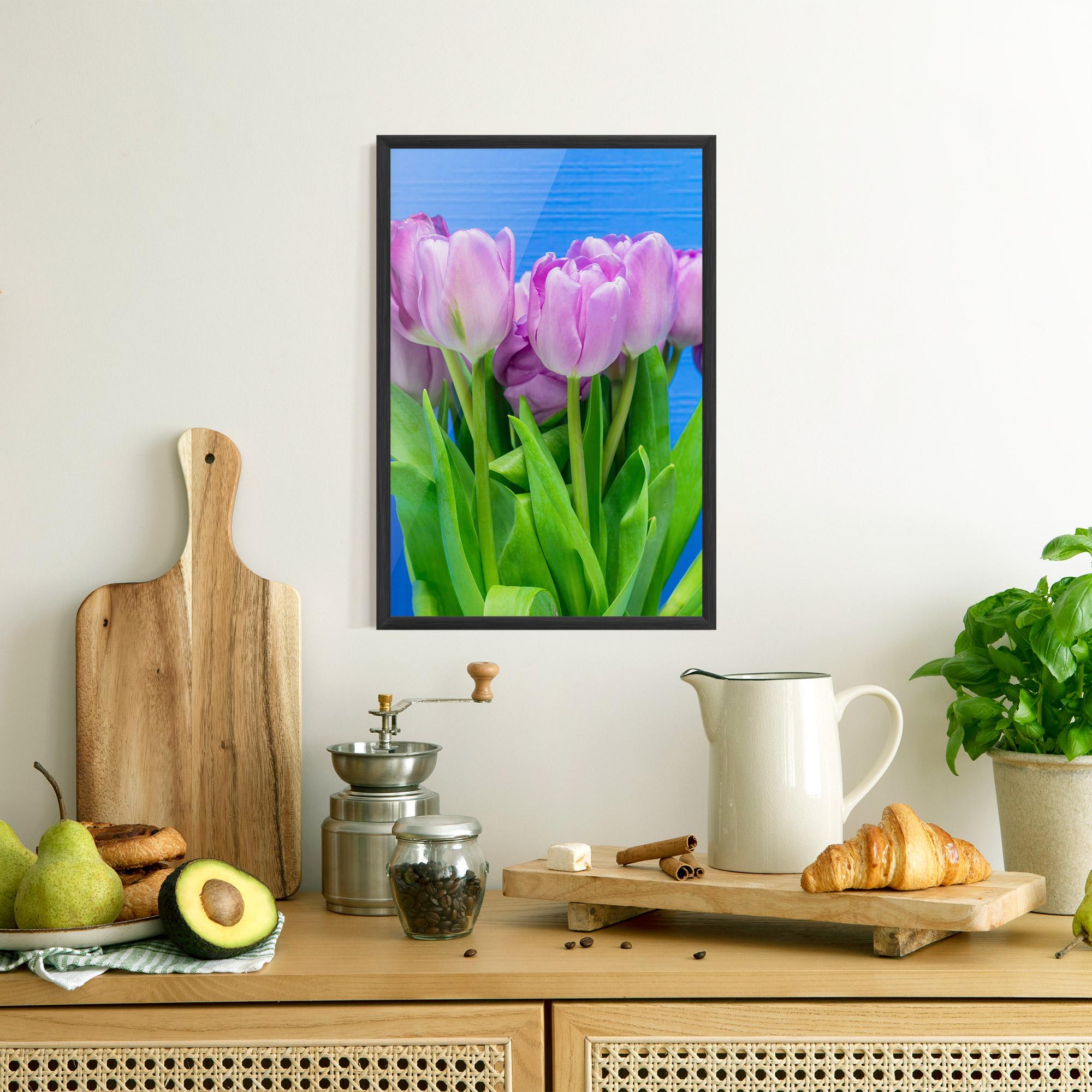 Gerahmte Poster Purple Tulips On Blue mockup 8