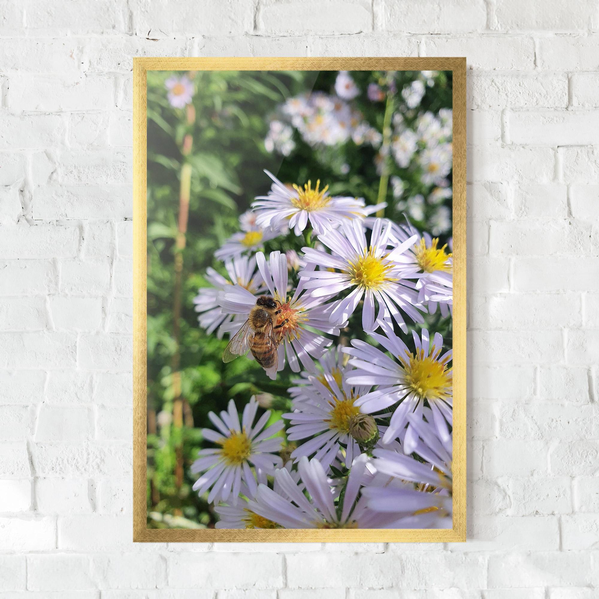 Gerahmte Poster Bee On Light Purple Daisy mockup 0