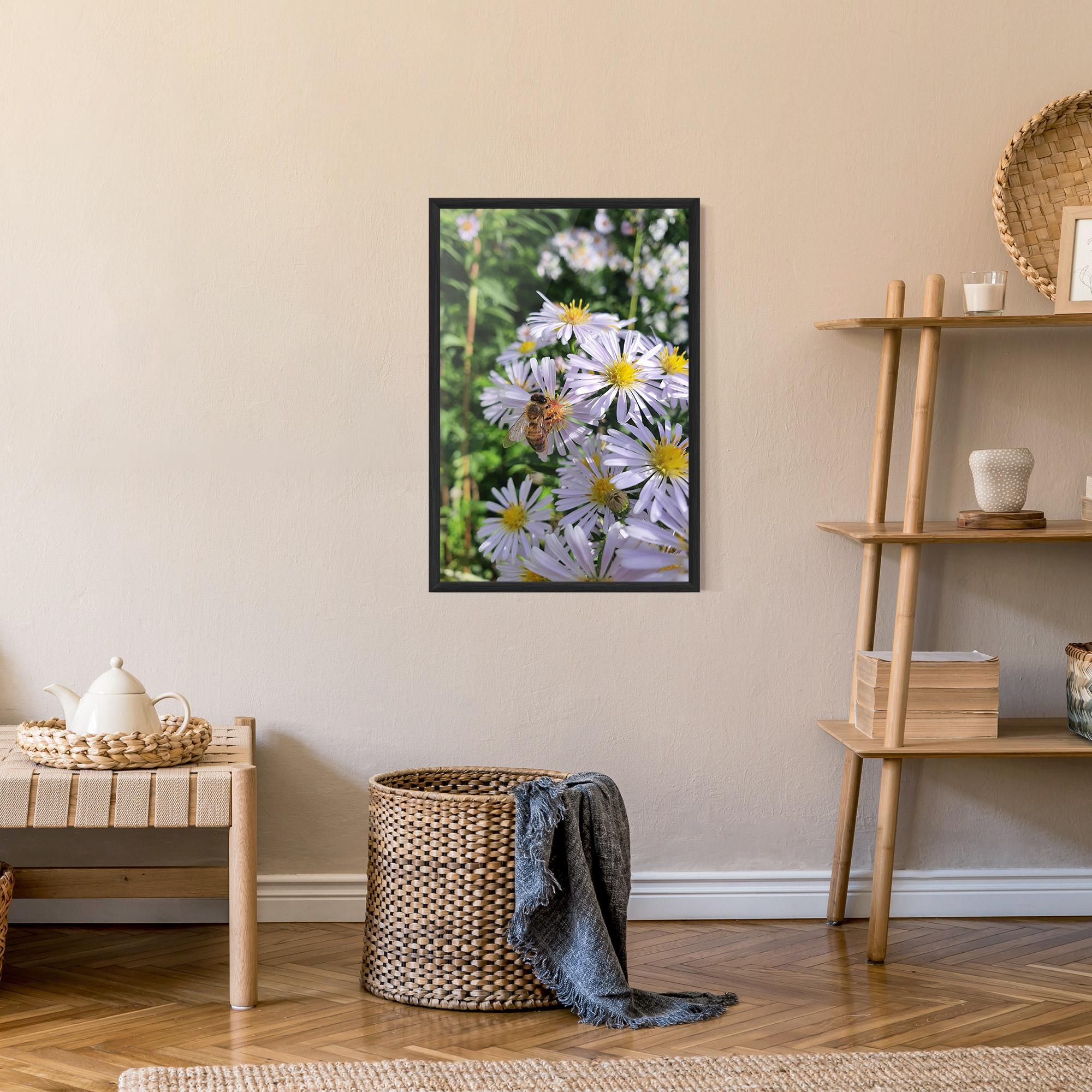Gerahmte Poster Bee On Light Purple Daisy mockup 9
