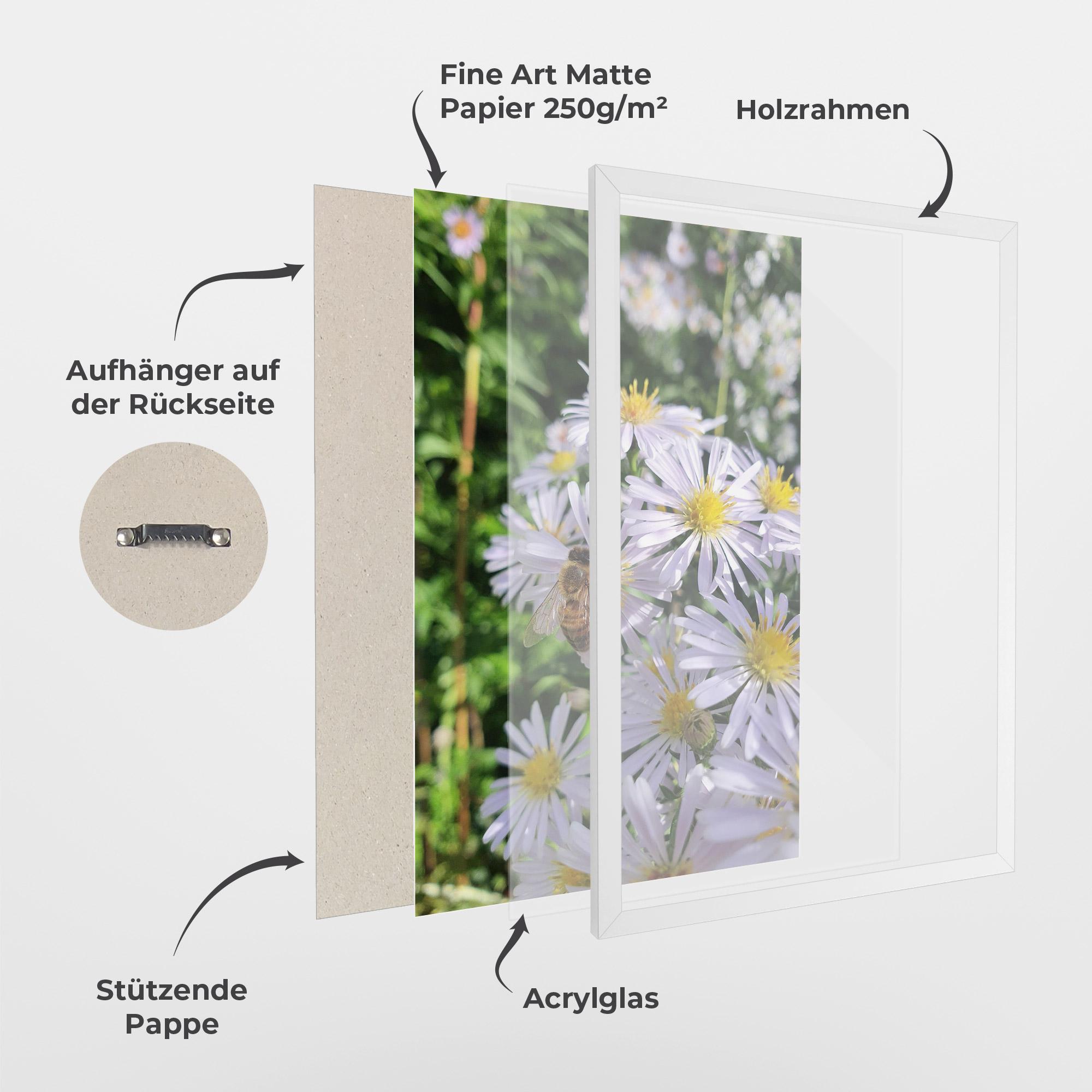 Gerahmte Poster Bee On Light Purple Daisy mockup 1