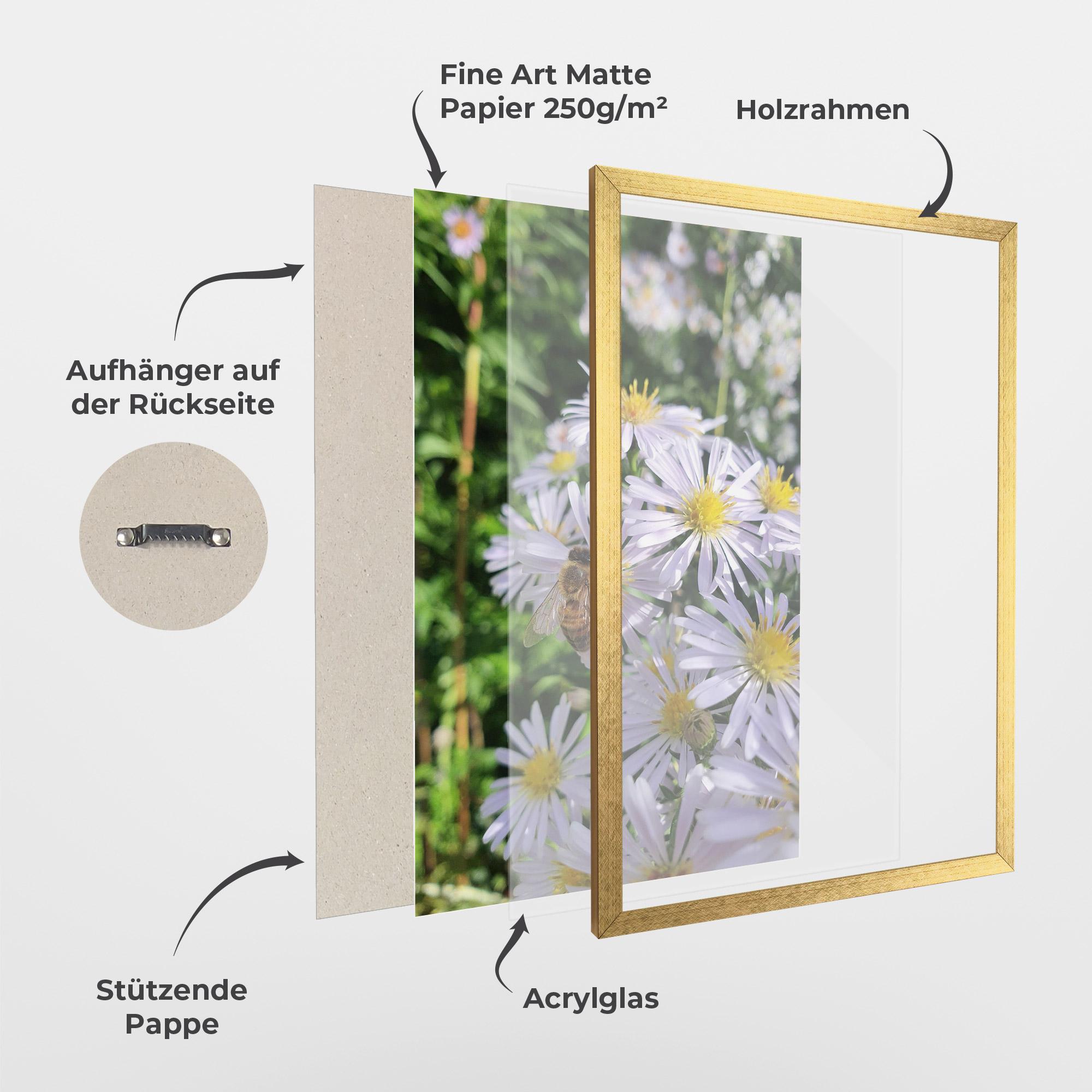 Gerahmte Poster Bee On Light Purple Daisy mockup 1