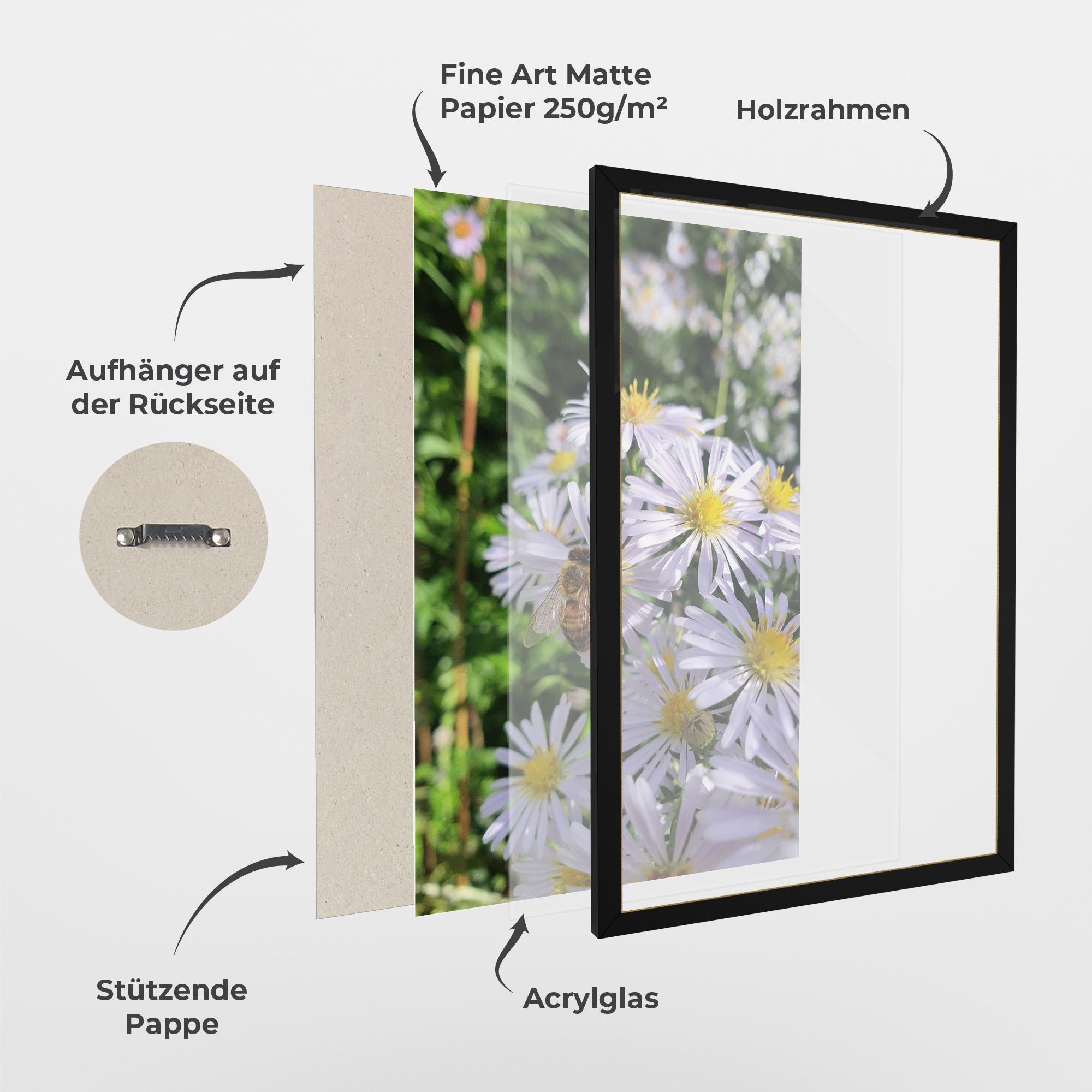 Gerahmte Poster Bee On Light Purple Daisy mockup 1
