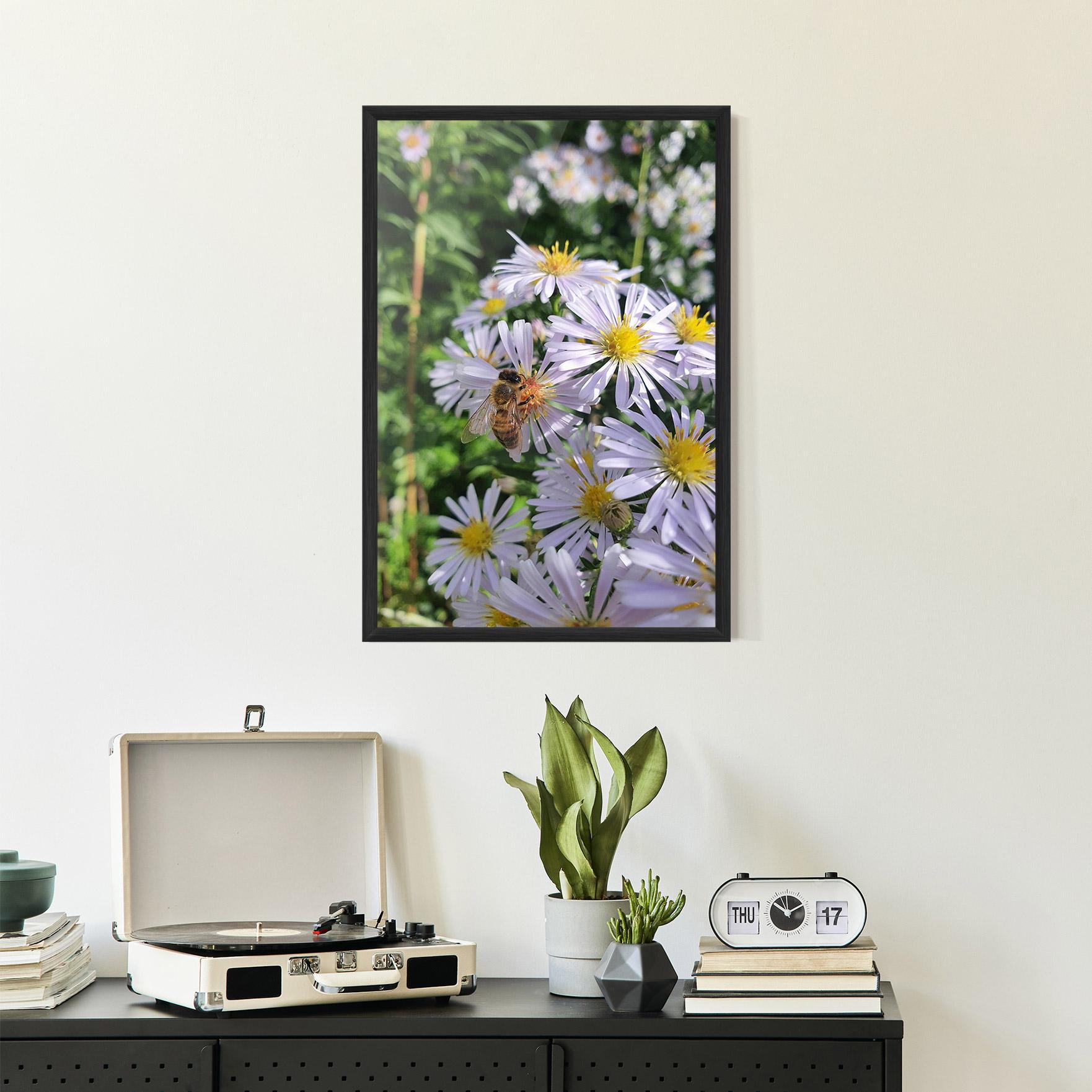 Gerahmte Poster Bee On Light Purple Daisy mockup 2