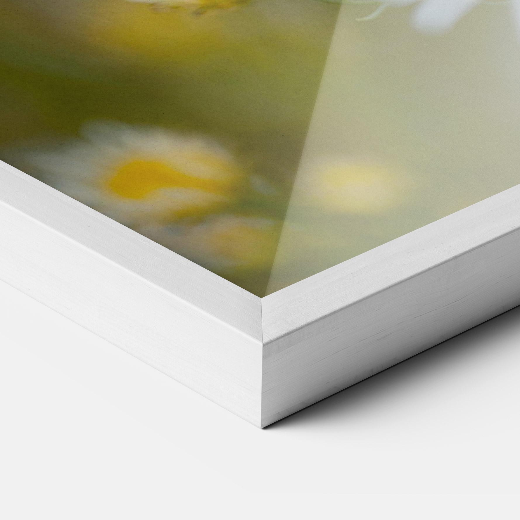 Gerahmte Poster Bug On Small Daisy mockup 3