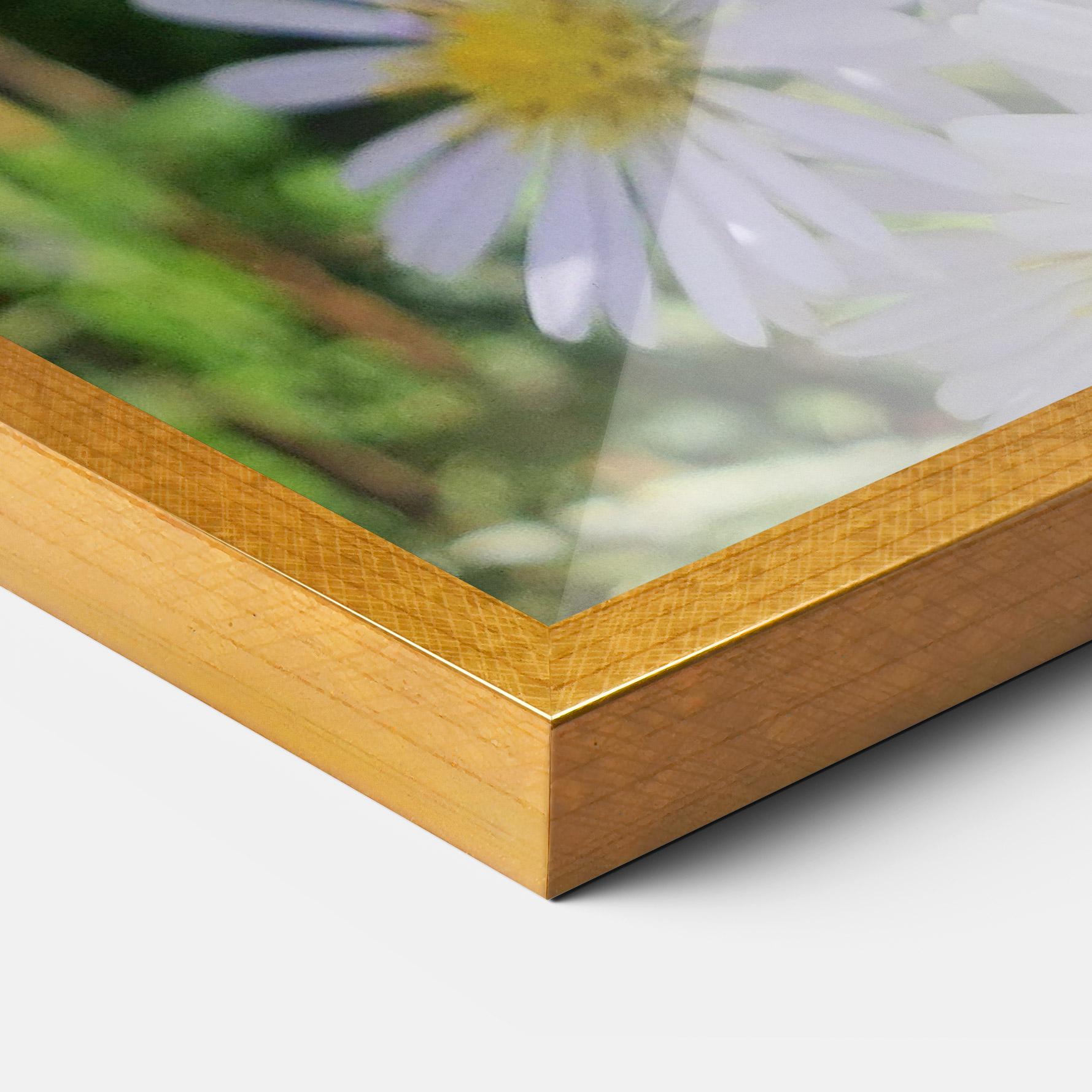 Gerahmte Poster Bee On Light Purple Daisy mockup 3