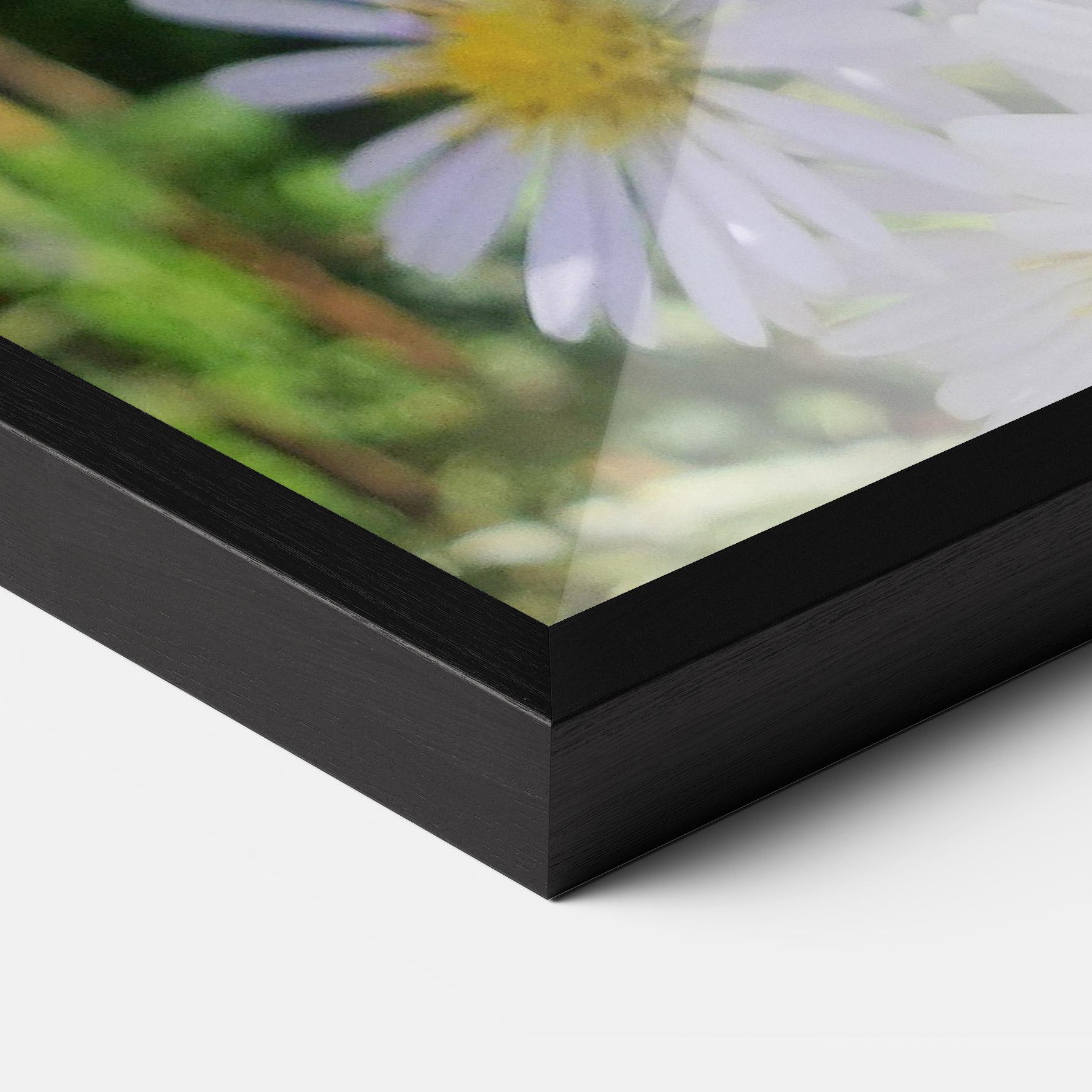 Gerahmte Poster Bee On Light Purple Daisy mockup 3